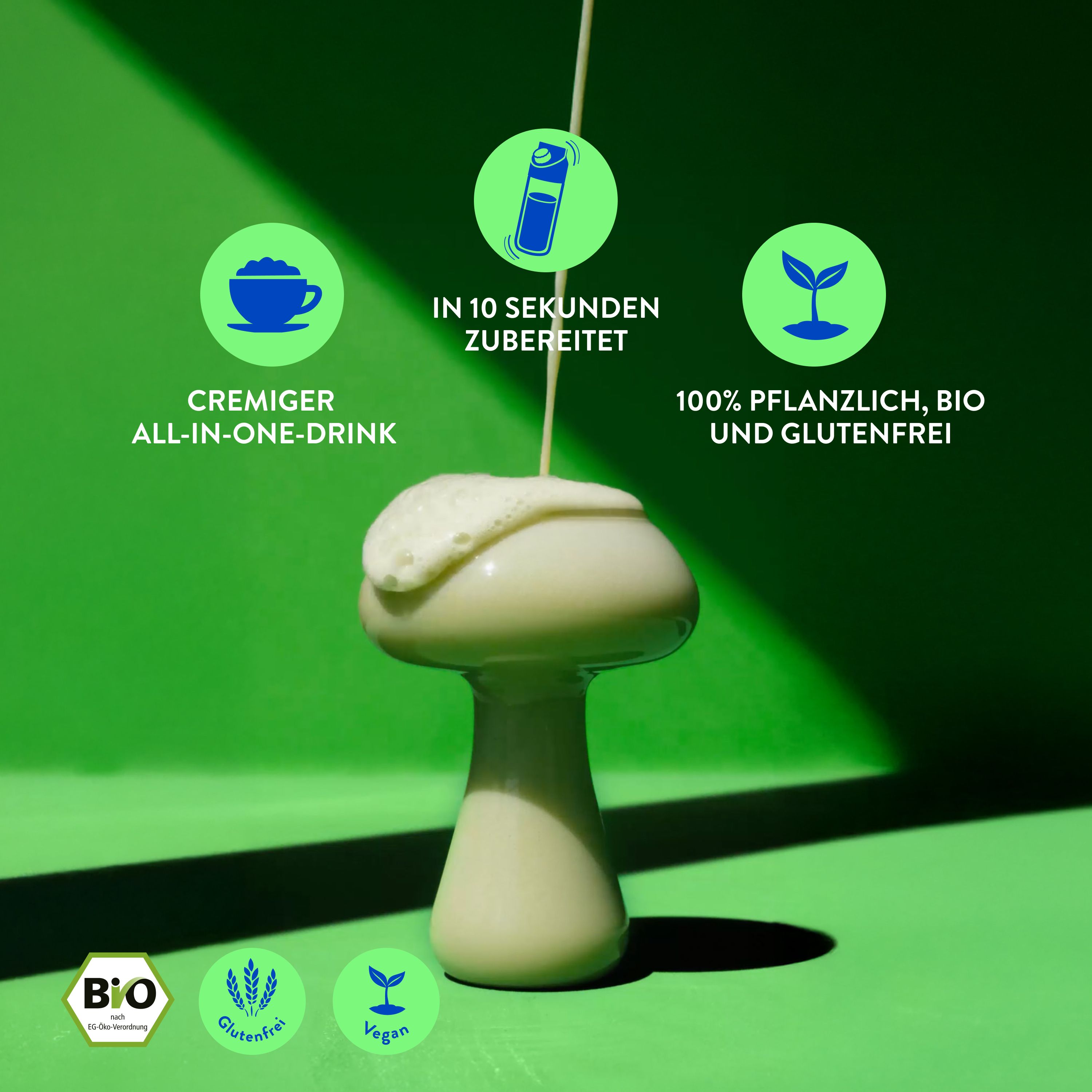Getränk aus Matcha Oat Latte wird in einen Pilz gegossen. Text: Cremiger All-in-One-Drink, in 10 Sekunden zubereitet, 100% pflanzlich, bio, glutenfrei.