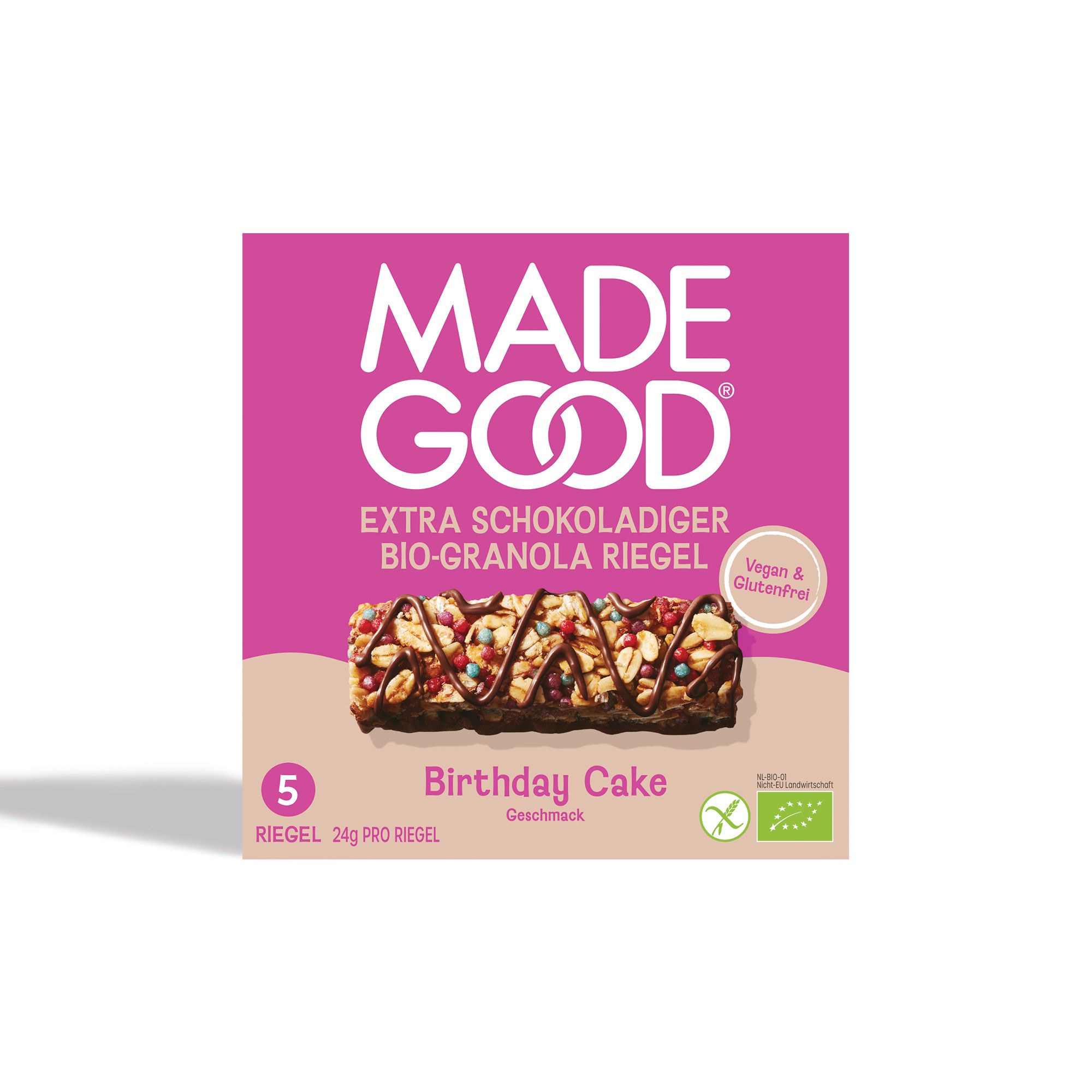 Rosa Verpackung mit Granola Riegel. Marke: Made Good. Aufschrift: Extra schokoladig. Geschmack: Birthday Cake. 5 Riegel.