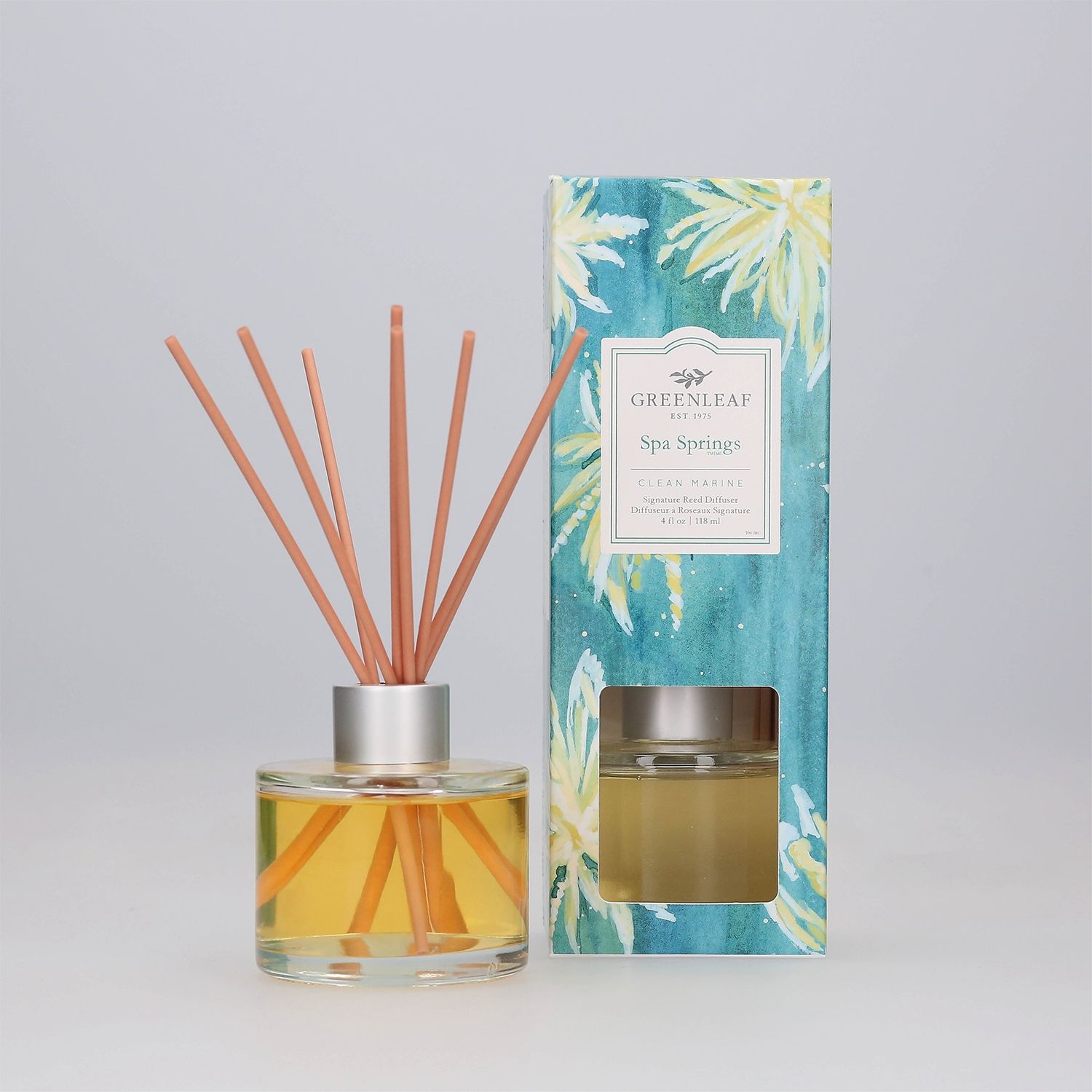 Greenleaf Spa Springs Reed Diffuser mit 8 Holzstäbchen in einem Glasfläschchen, daneben die Verpackung.
