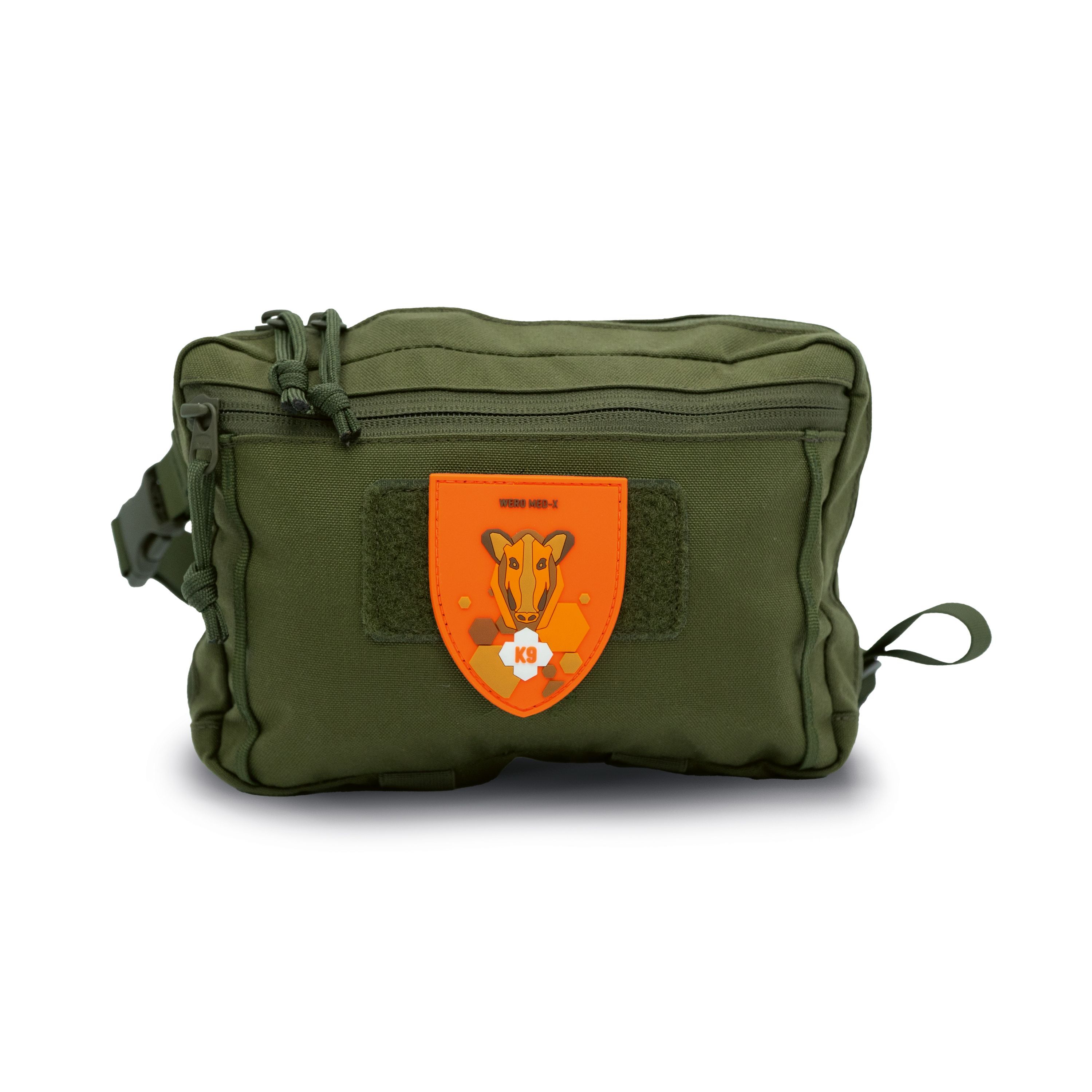 Grüne Erste-Hilfe-Tasche mit Reißverschluss und Logo. Rechteckige Form, Klettverschluss-Patch. Enthält einen orangefarbenen Aufnäher mit Tier-Illustration.
