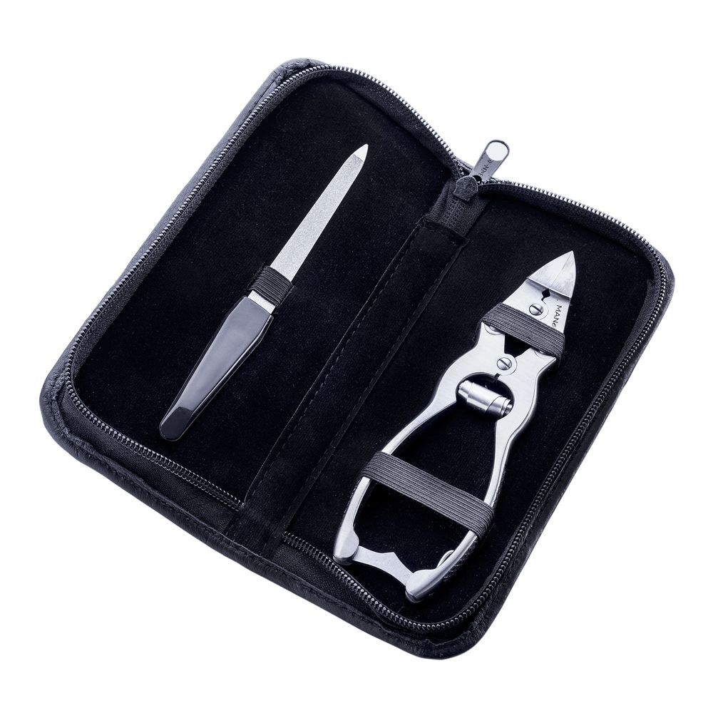 Schwarzes Etui mit Reißverschluss, enthält Nagelfeile und Nagelzange. Beide aus Metall. Schwarzer Hintergrund.