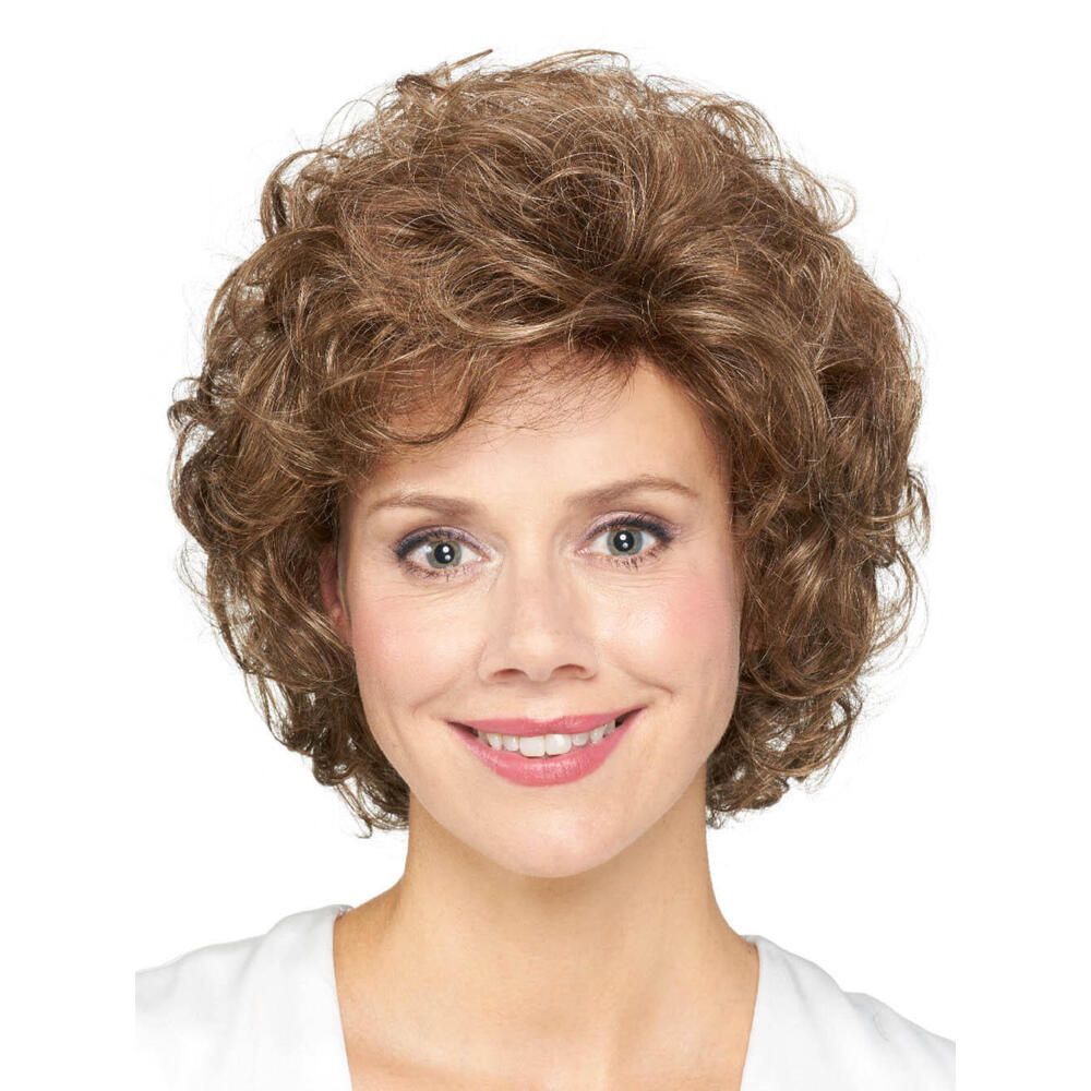 Perücke Viola von Lofty. Kurze, braune Kunsthaarperücke mit Locken. Frontale Ansicht einer Frau mit Perücke.