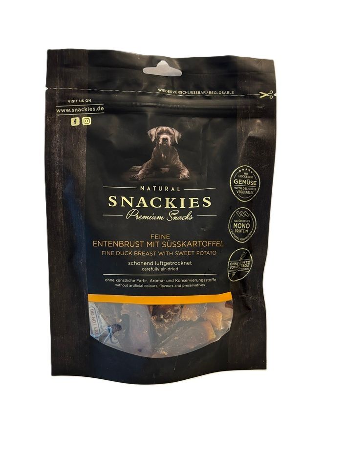 Verpackung von Snackies Feine Entenbrust mit Süßkartoffel. Schwarze Tüte mit Produktbild, Text und Siegeln. Wiederverschließbar.