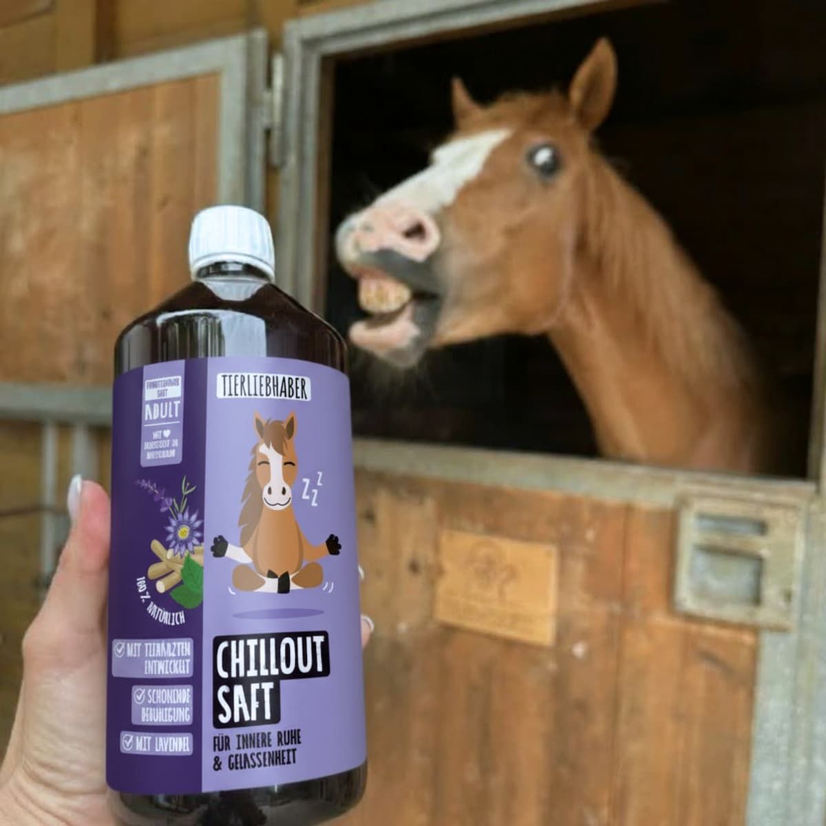 Braune Flasche mit Etikett und Logo, gehalten von einer Hand. Pferd im Hintergrund.
