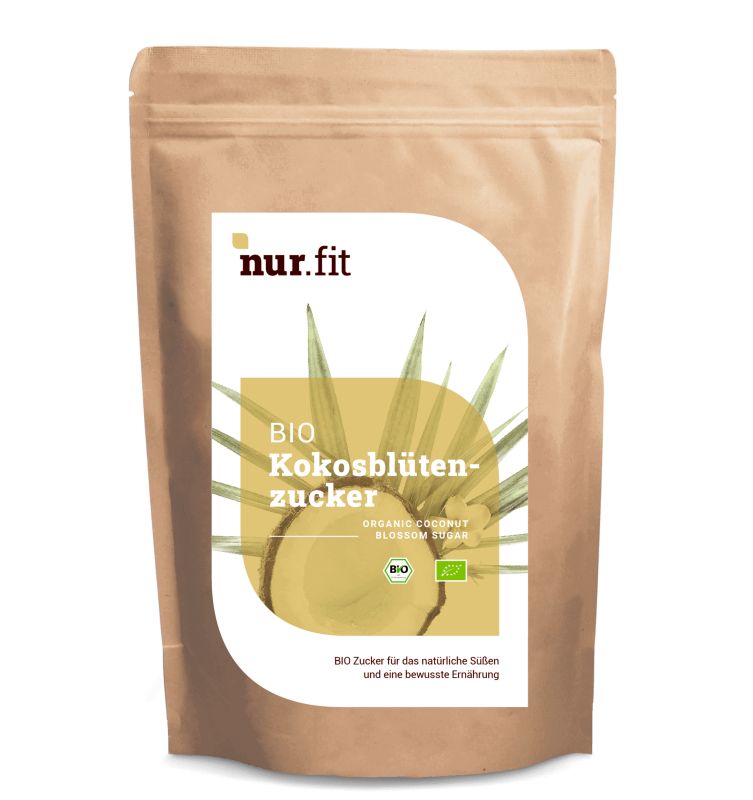 Braune Papiertüte mit weißem Etikett. Aufschrift: nur.fit BIO Kokosblütenzucker. Kokosnuss und Text.