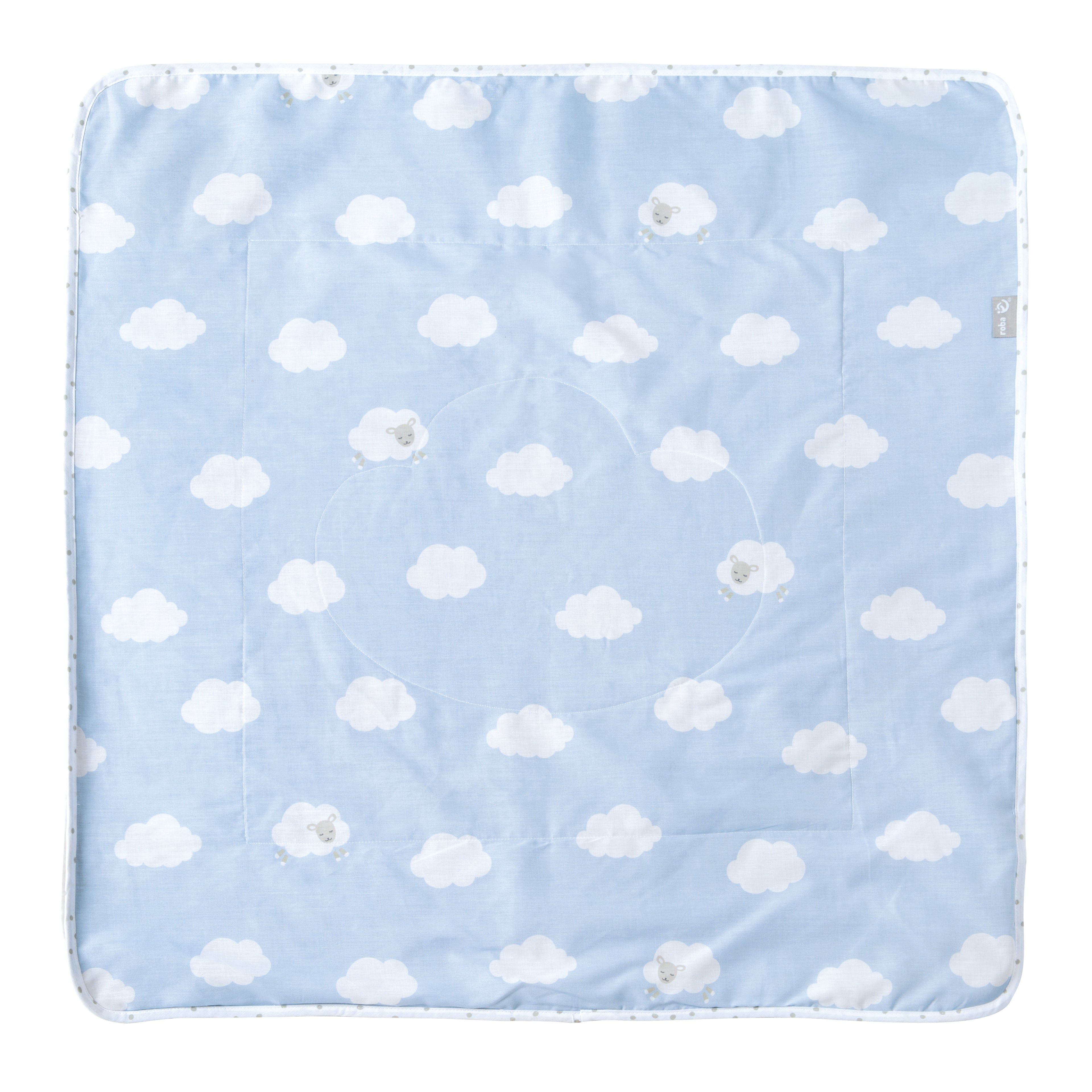 Kuscheldecke, blau mit weißen Wolken. Kleines roba-Label. Weiße Paspelierung.