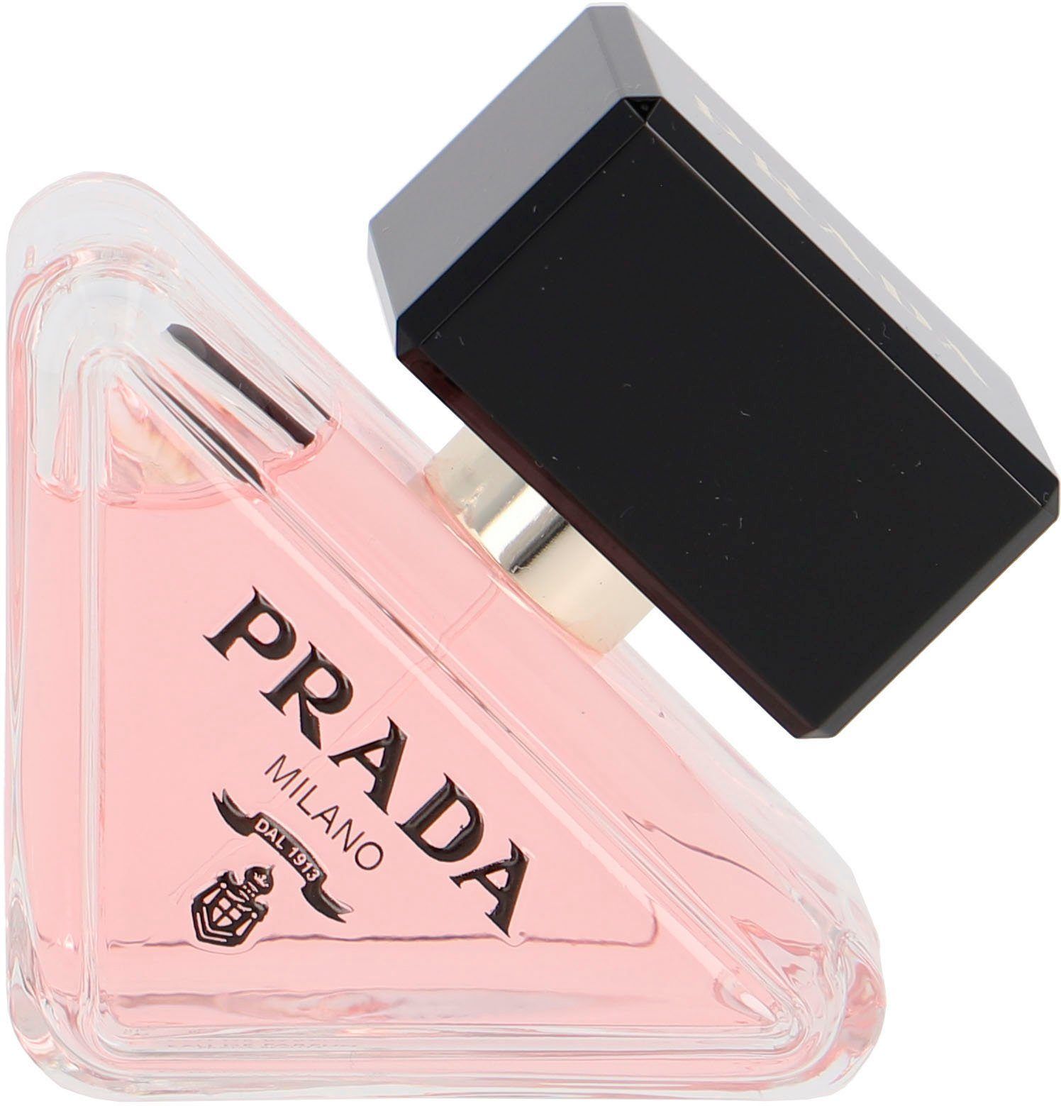 Parfümflakon in Dreiecksform. Rosa Flüssigkeit, schwarzer Deckel. Logo PRADA MILANO.