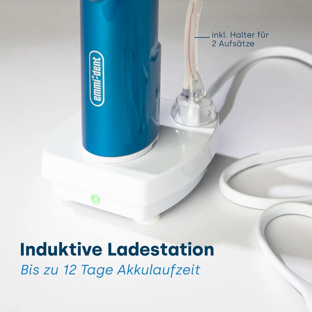 Frau zeigt auf Diagramm. Geeignet bei empfindlichem Zahnfleisch, Parodontitis, Kronen, Brücken, Implantaten und Zahnspangen.