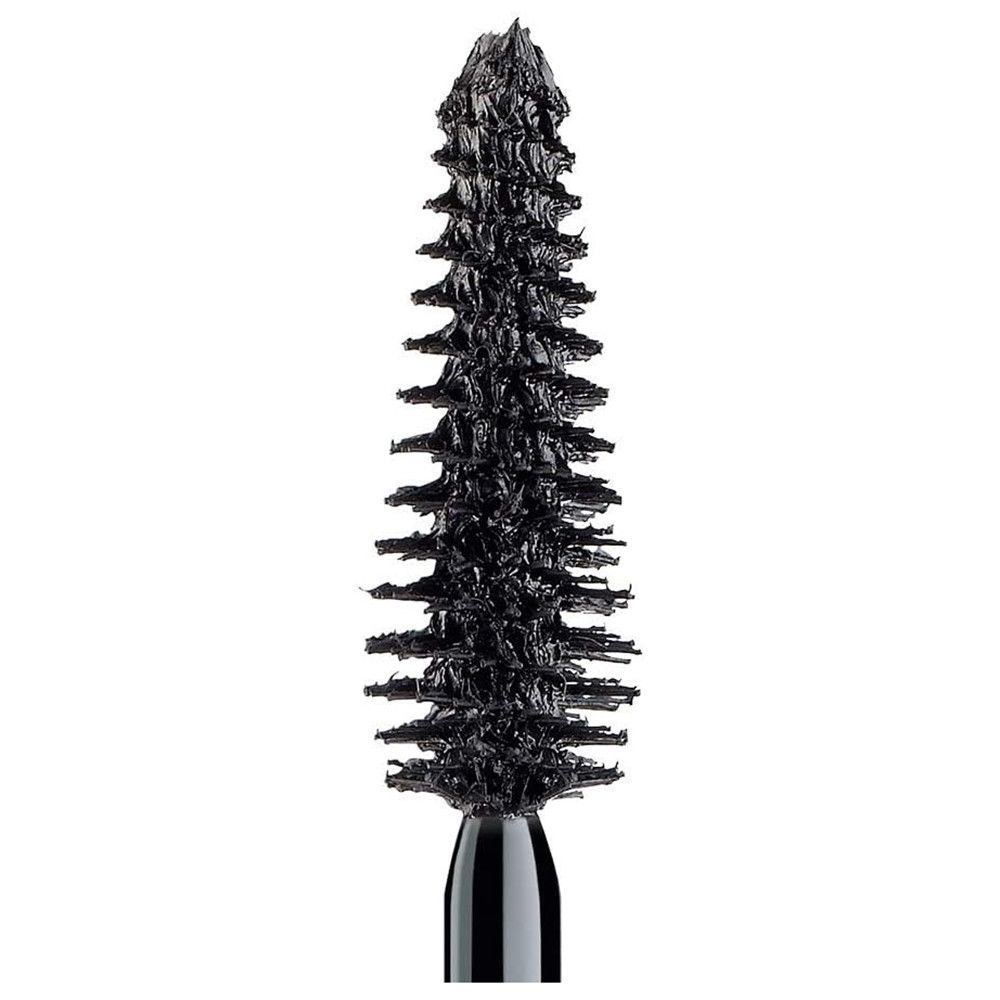 Schwarze Mascarabürste mit Borsten. Detailaufnahme. Der Bürstenkopf ist kegelförmig.