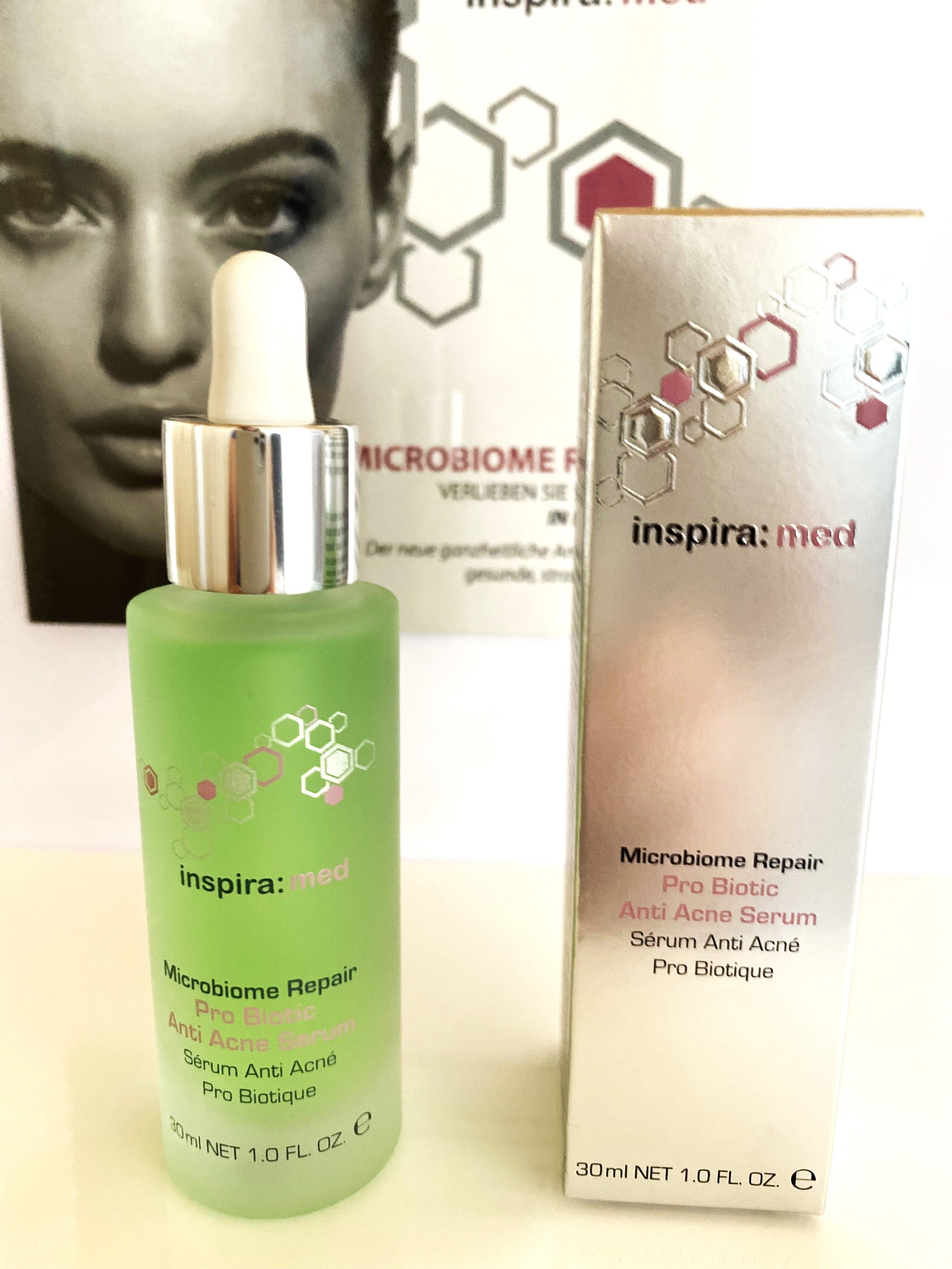 Grüne Flasche mit Pipette und Karton. Aufschrift: inspira:med, Microbiome Repair, Anti Acne Serum. 30ml.