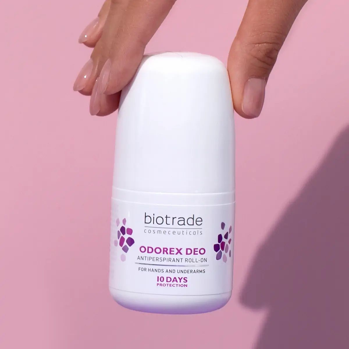 Weißer Roll-On-Deo, gehalten von einer Hand. Text: Biotrade, Odorex Deo, Antitranspirant Roll-On, 10 Days Protection.