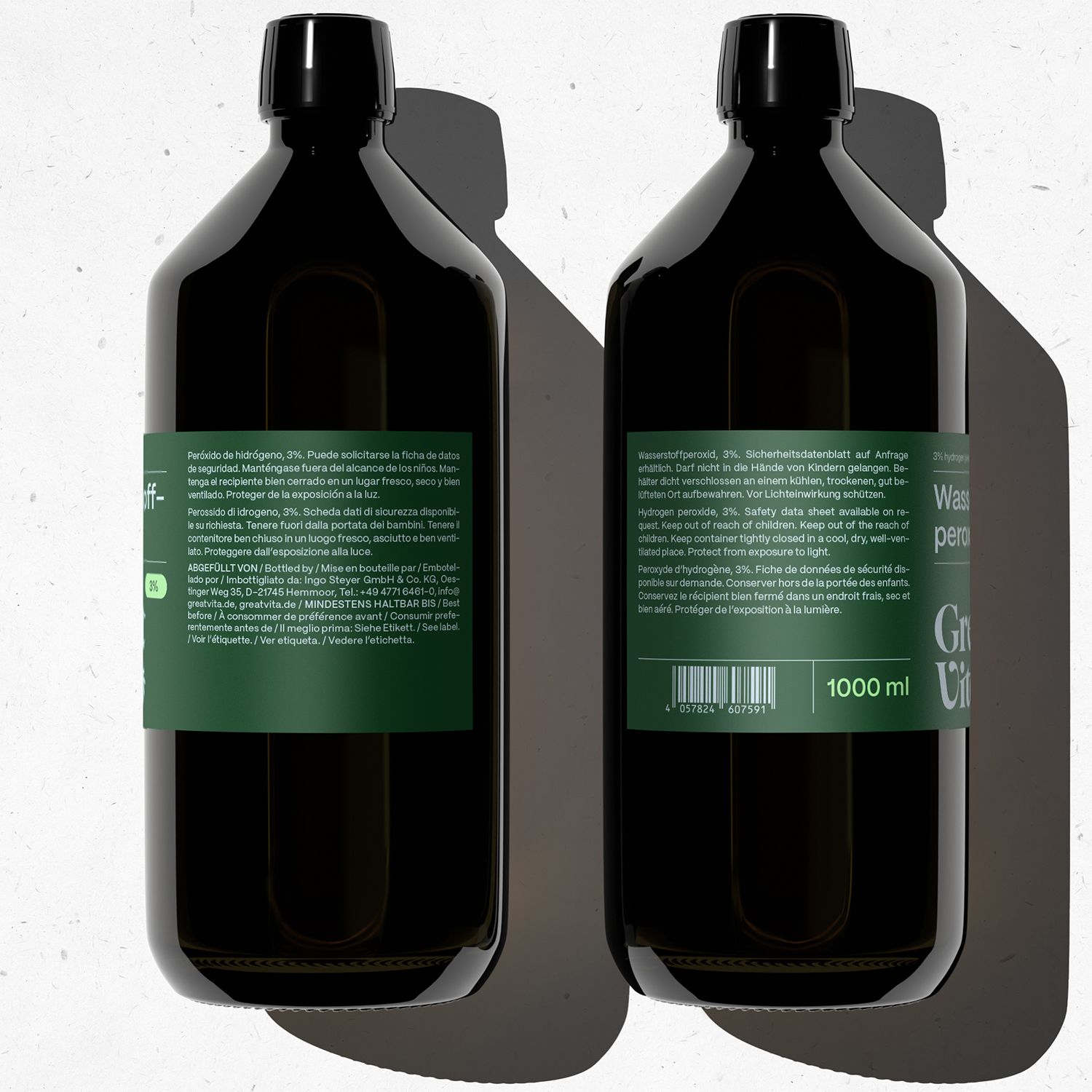 Zwei braune Flaschen mit grünen Etiketten. Aufschrift: Wasserstoffperoxid, 3%, 1000 ml, Great Vita. Schwarze Verschlüsse.