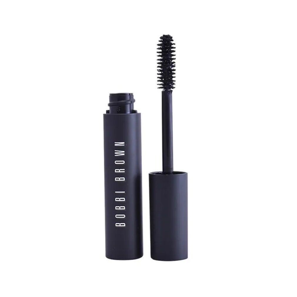 Schwarze Mascara mit Bürste. Schwarze Hülse mit weißem Schriftzug BOBBI BROWN. Geöffnete Kappe und Bürste.