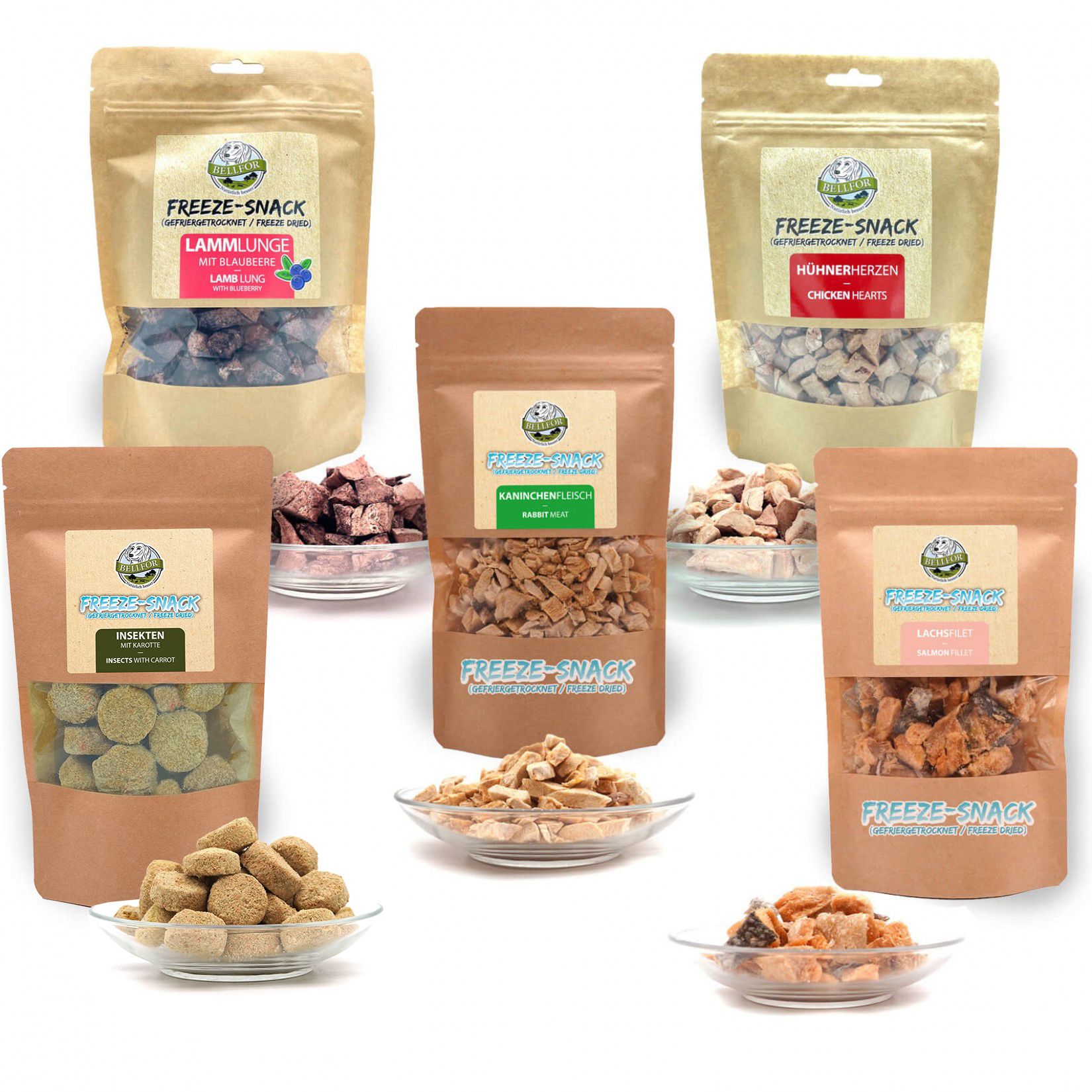 Mehrere Beutel Gefriergetrocknete Freeze-Snacks für Hunde, verschiedene Sorten. Auf Schalen präsentierte Snacks.
