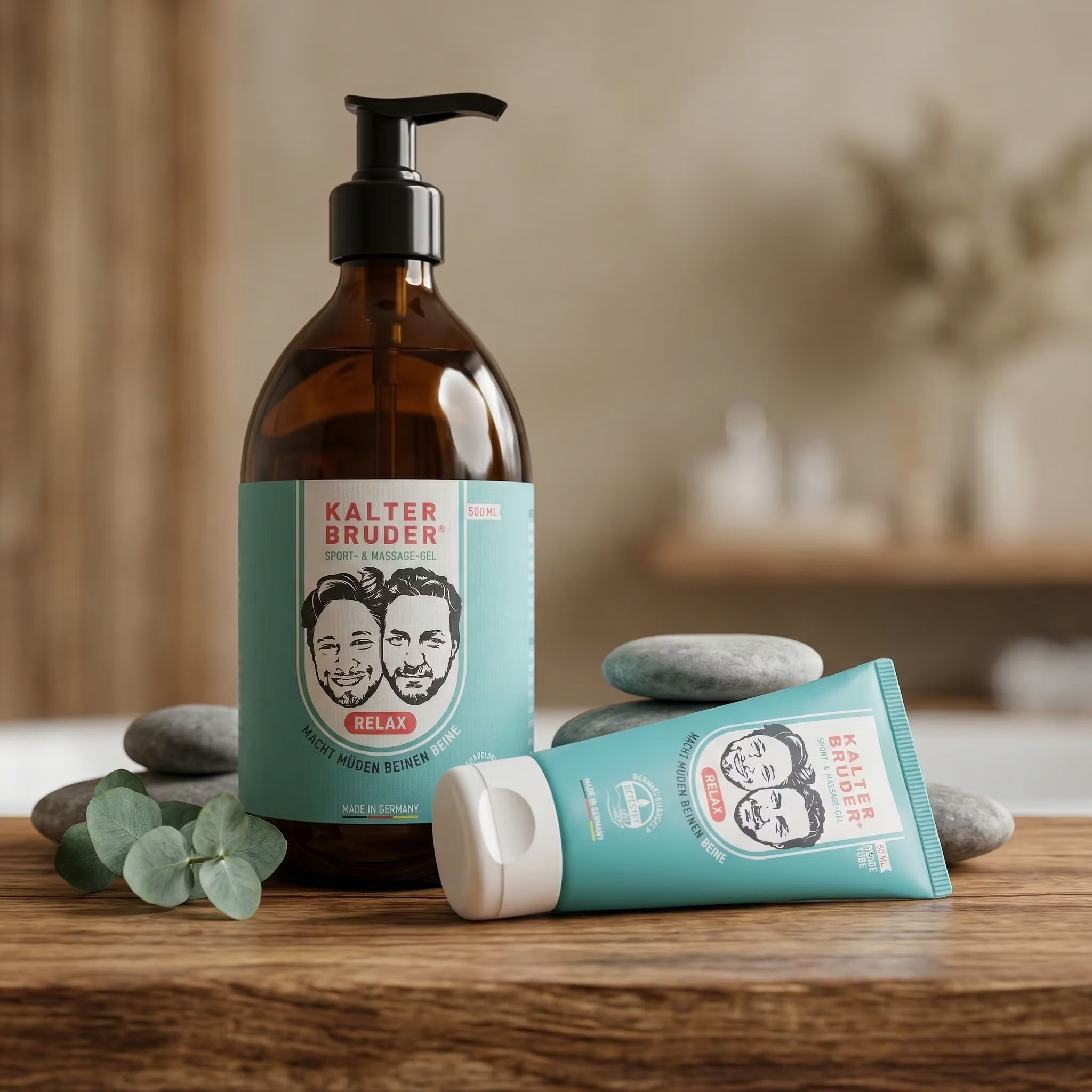 Braune Pumpflasche und türkise Tube mit weißem Klappdeckel, Aufschrift "Kalter Bruder Relax".
