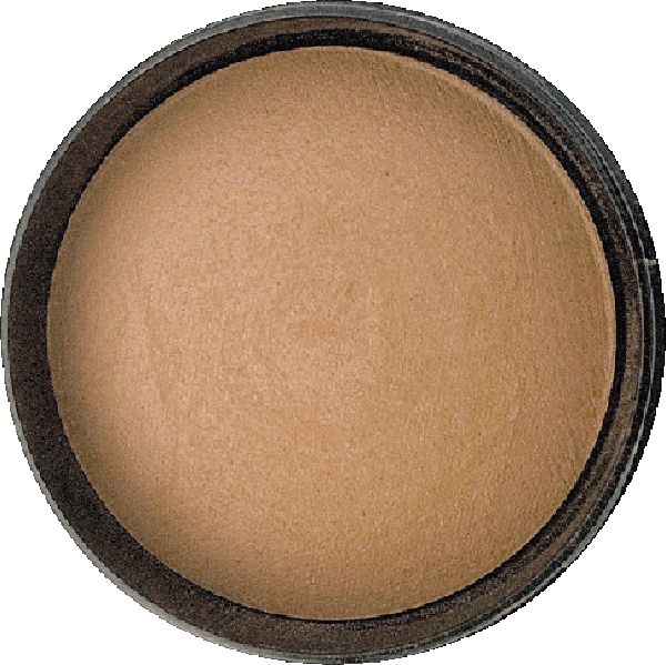 Runder, brauner Puder in einem schwarzen Behälter. Der Puder hat eine glatte Oberfläche.
