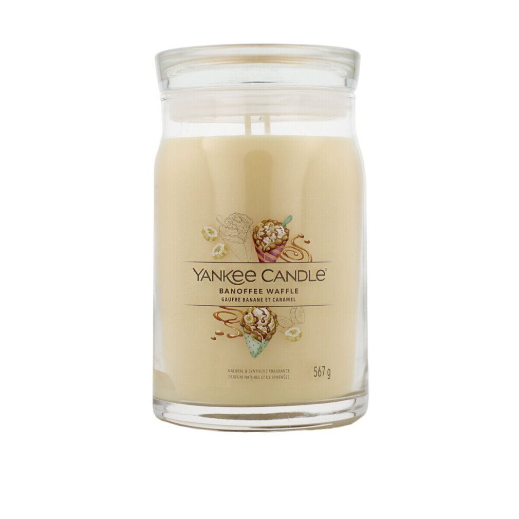 Duftkerze im Glas. Aufschrift: Banoffee Waffle, 567 g. Glas mit Deckel. Helle, cremefarbene Kerze.