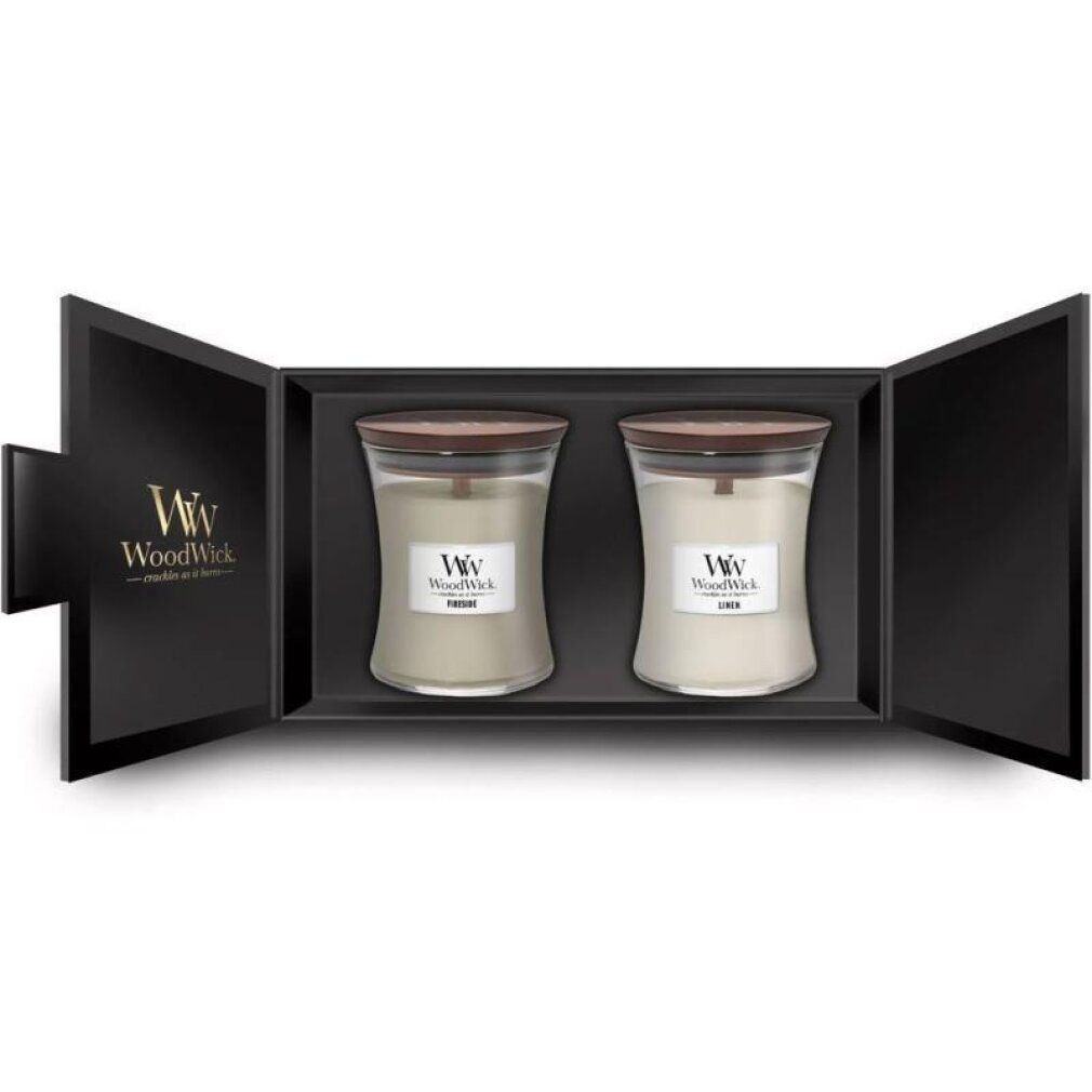 Geschenkbox mit zwei Kerzen. Gläser mit Holzdeckel und Etikett. Aufschrift: WoodWick. Schwarze Box geöffnet.