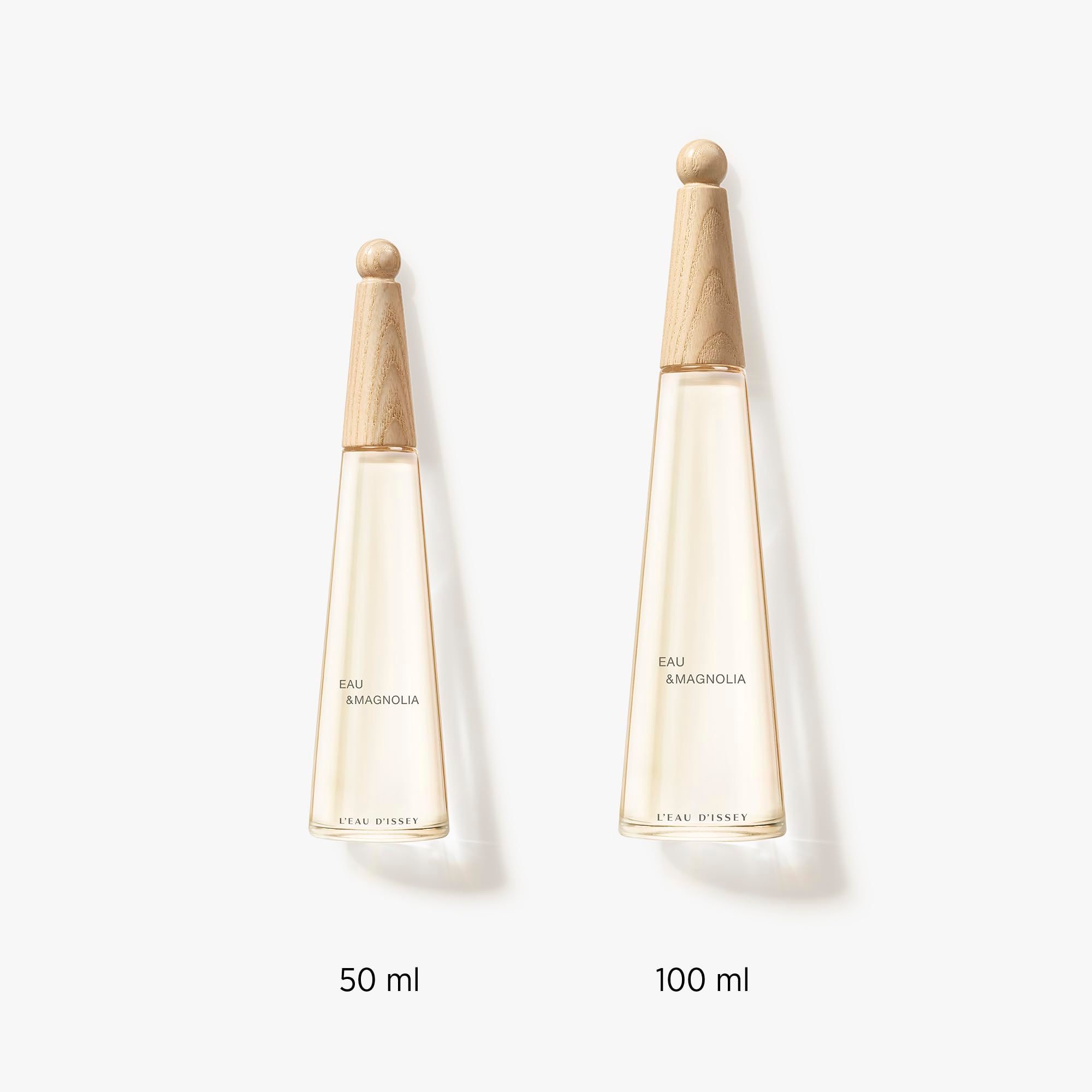 Issey Miyake L'Eau d'Issey Eau&Magnolia Flakons, 50 ml und 100 ml. Flakons mit Holzdeckel, transparente Flüssigkeit, auf weißem Hintergrund.