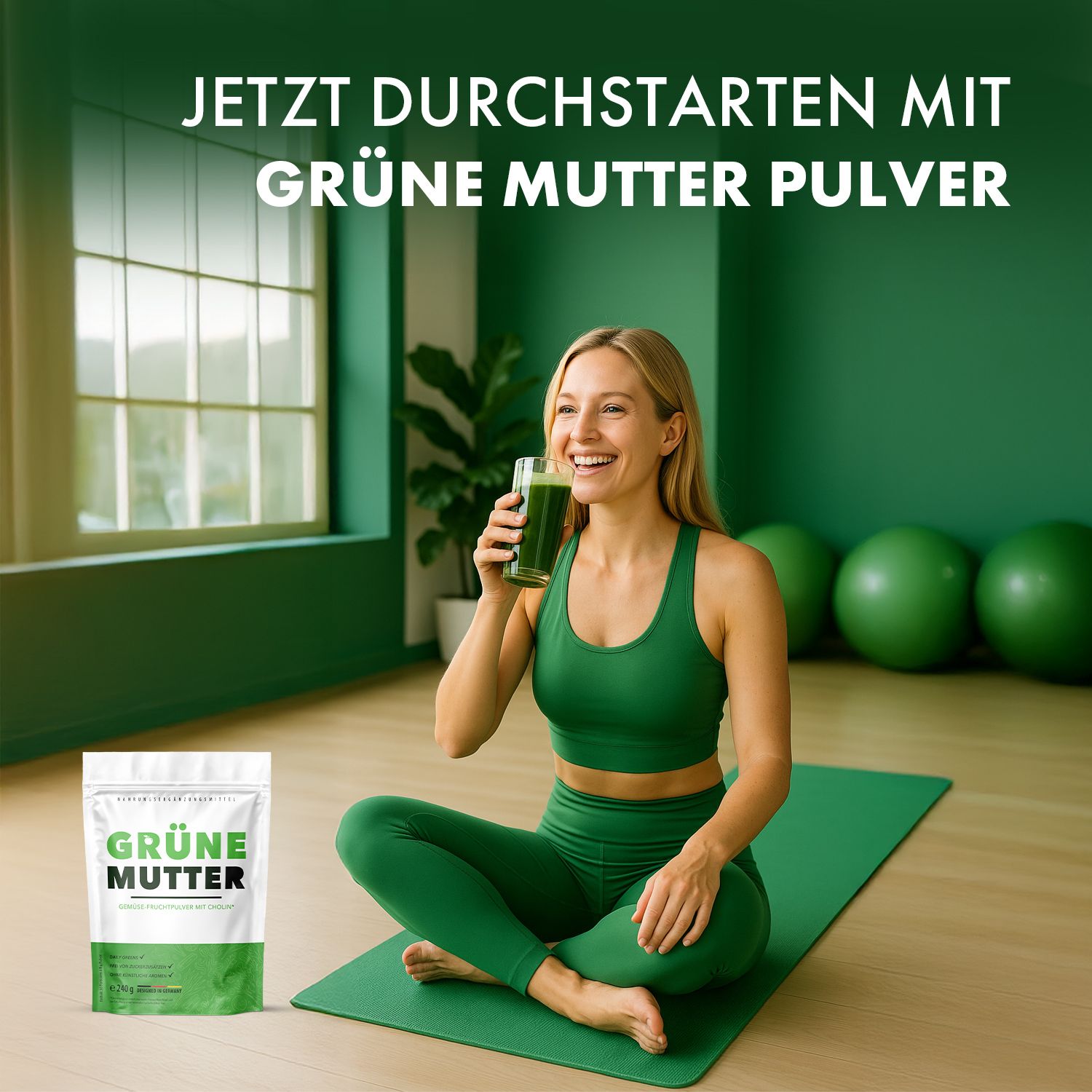 Frau sitzt auf Yogamatte, trinkt grünes Getränk. Neben ihr steht "GRÜNE MUTTER"-Verpackung. Hintergrund: grüner Raum mit Fenster und grünen Kugeln.