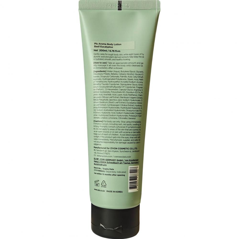 Rückseite einer grünen Tube 'plu AROMA Body Lotion Basil Eucalyptus' mit Produktinformationen.