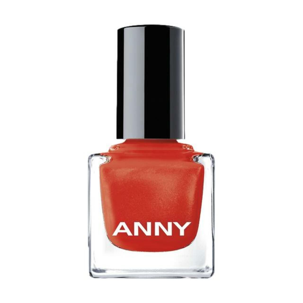 Nagellackflasche mit roter Flüssigkeit und schwarzem Deckel. Auf der Vorderseite steht in weißer Schrift ANNY.