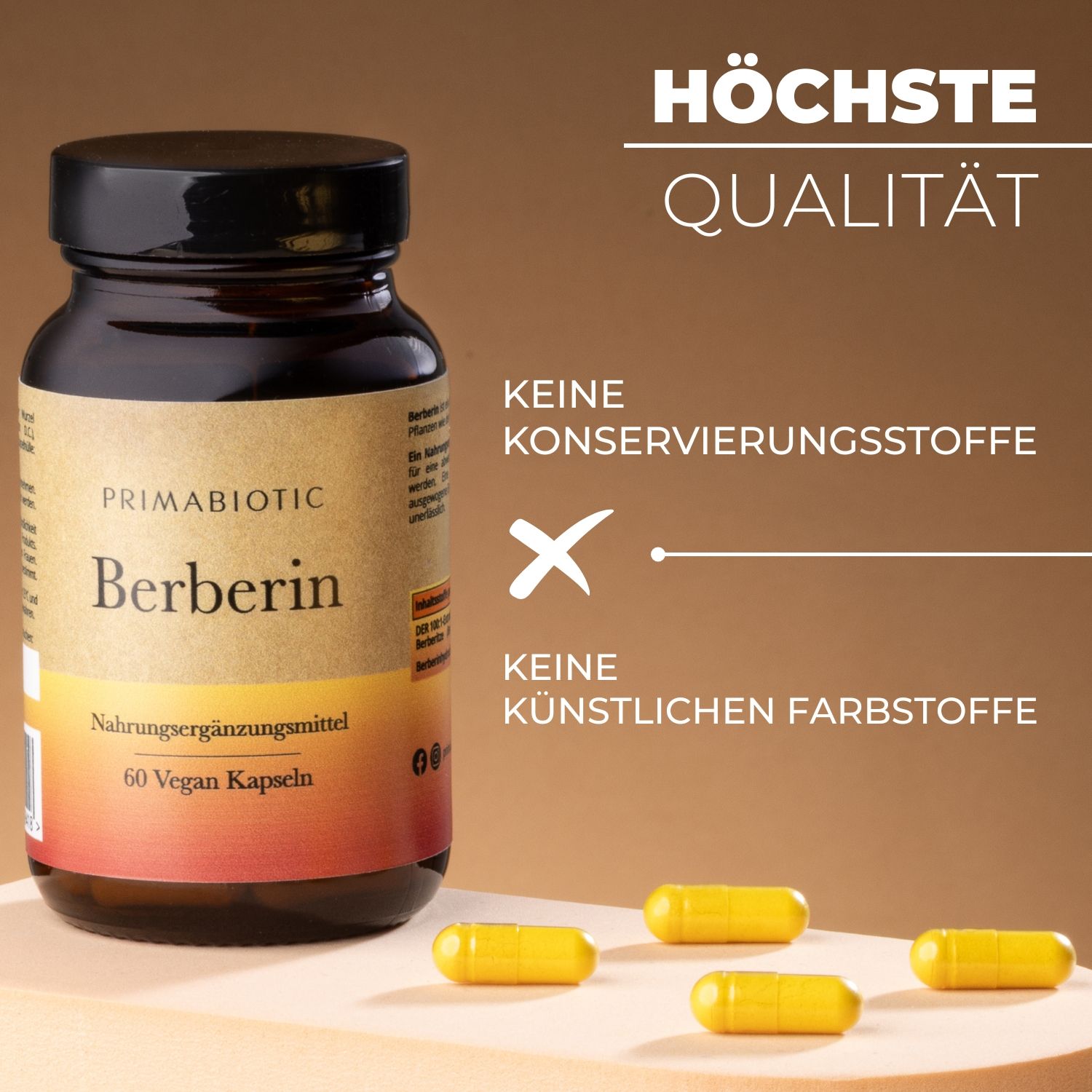 Braune Flasche mit schwarzem Deckel. Etikett mit "PRIMABIOTIC Berberin". Gelbe Kapseln daneben. Text: Keine Konservierungsstoffe.