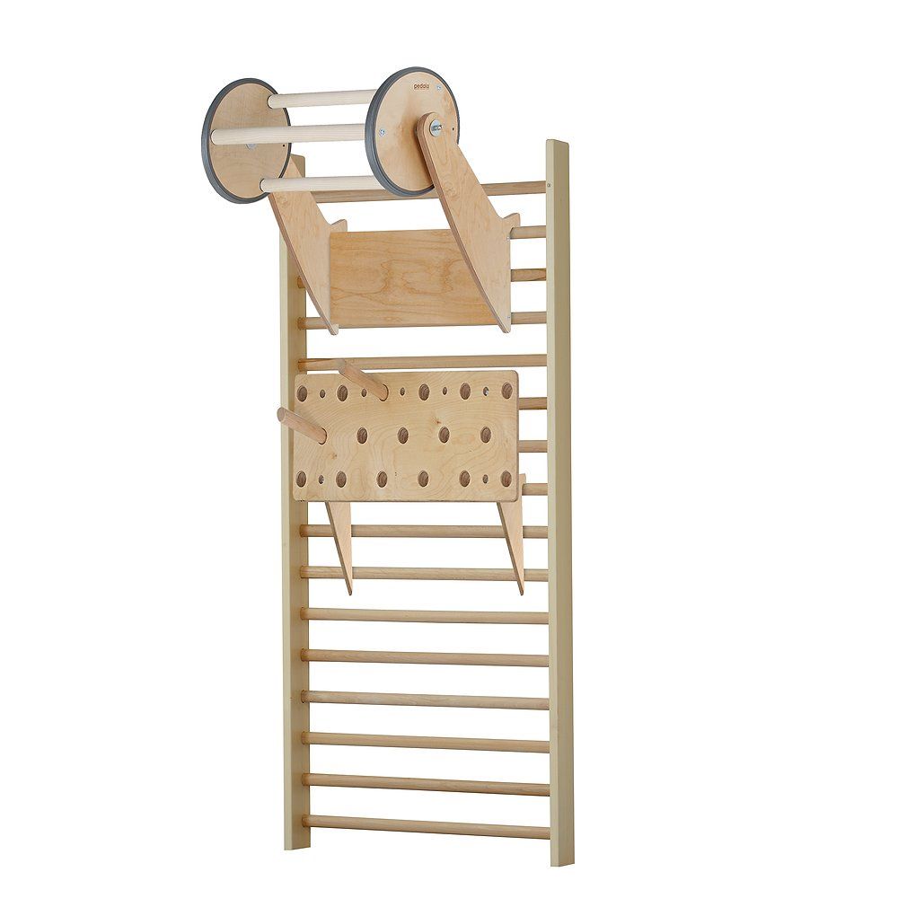 Sprossenwand mit Holzrahmen und Anbauteilen. Enthält Sprossen, Halterungen und Rollen. Holzfarben.