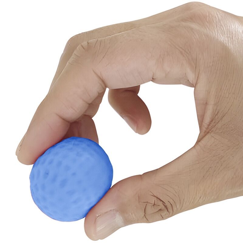 Hand hält eine blaue Kugel mit texturierter Oberfläche. Der Hintergrund ist weiß.