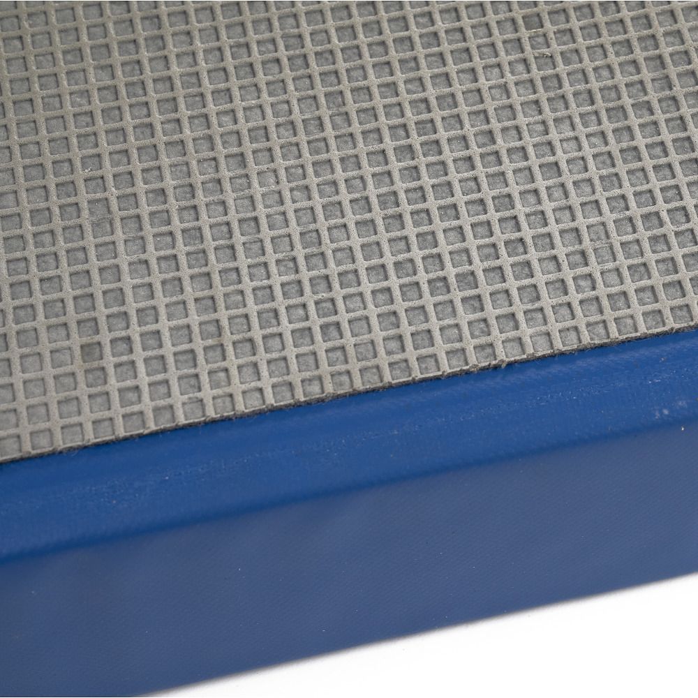 Detailansicht einer blauen Matte mit grauem, kariertem Oberflächenmaterial.