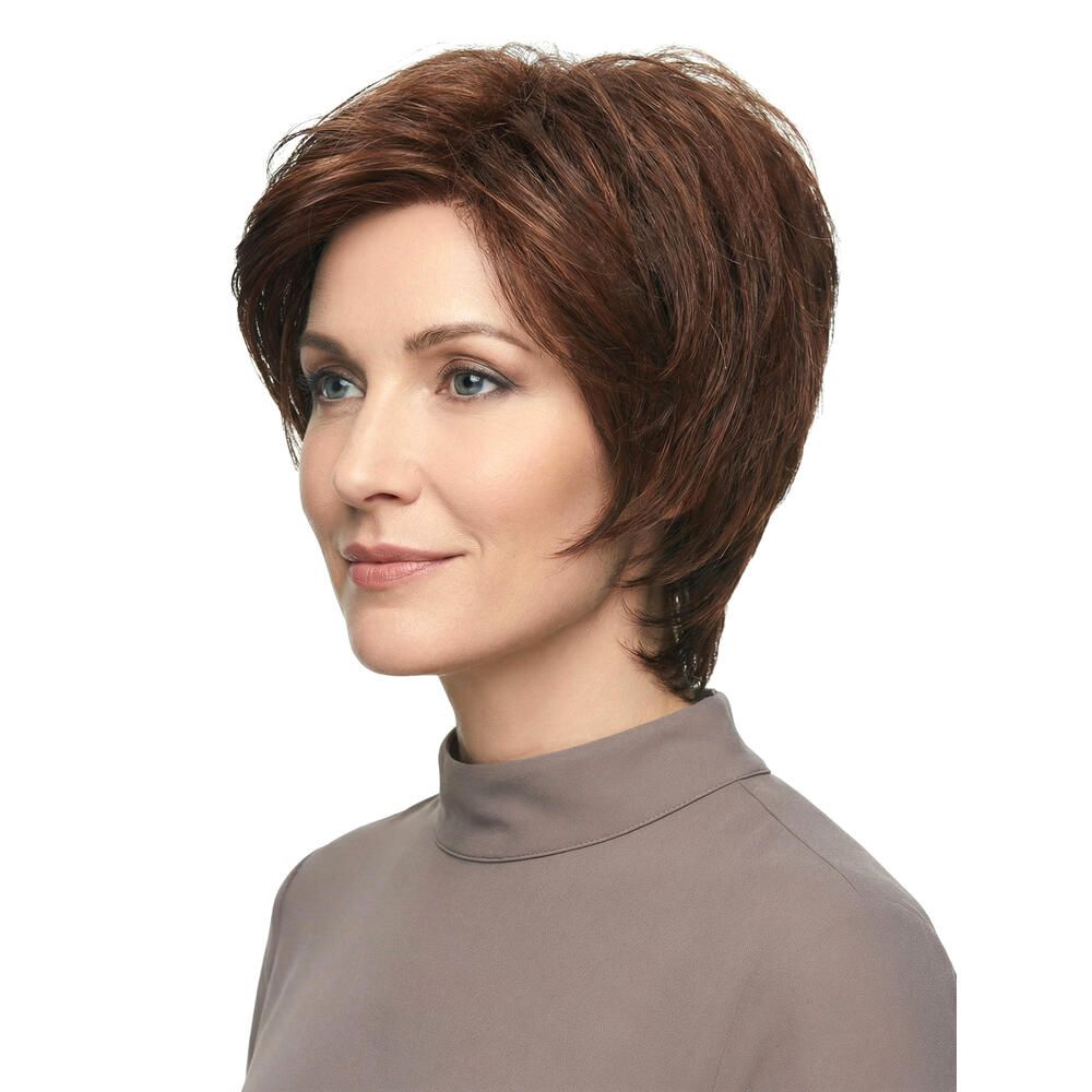 Kurzhaarperücke in Braun-Rot-Tönen. Seitliche Ansicht einer Frau mit der Perücke. Der Schnitt ist fransig und modern.