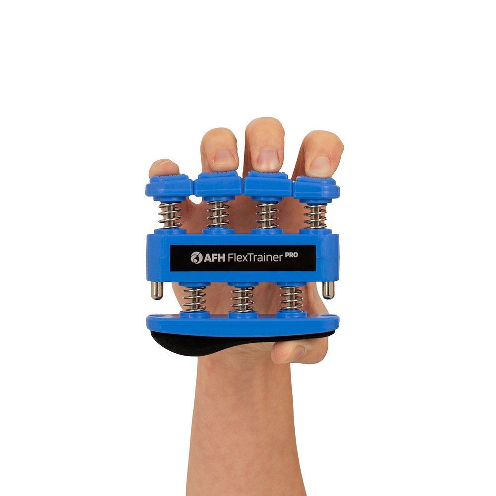 Blauer Fingertrainer in Hand gehalten. AFH FlexTrainer Pro-Logo sichtbar. Vier Fingerauflagen.