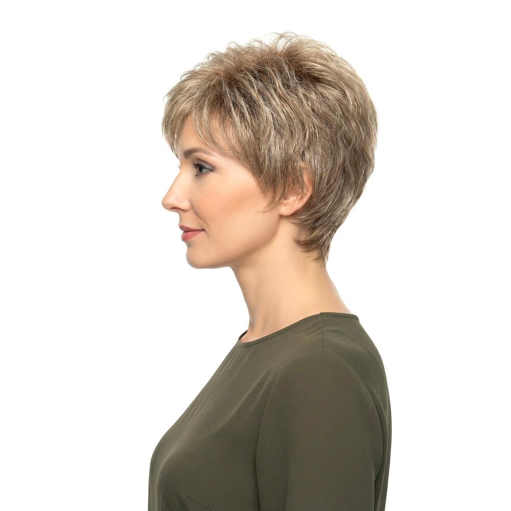 Kurzhaarperücke in Blondtönen. Profilansicht einer Frau mit Perücke und grünem Oberteil. Weißer Hintergrund.