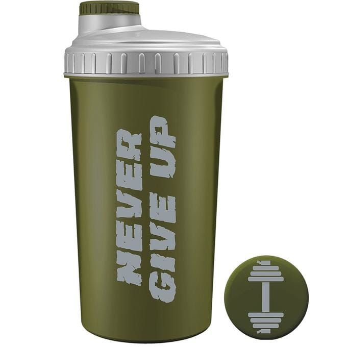Grüner Shaker mit weißem Deckel. Aufschrift "NEVER GIVE UP" und Hantel-Logo. Fitness-Zubehör.