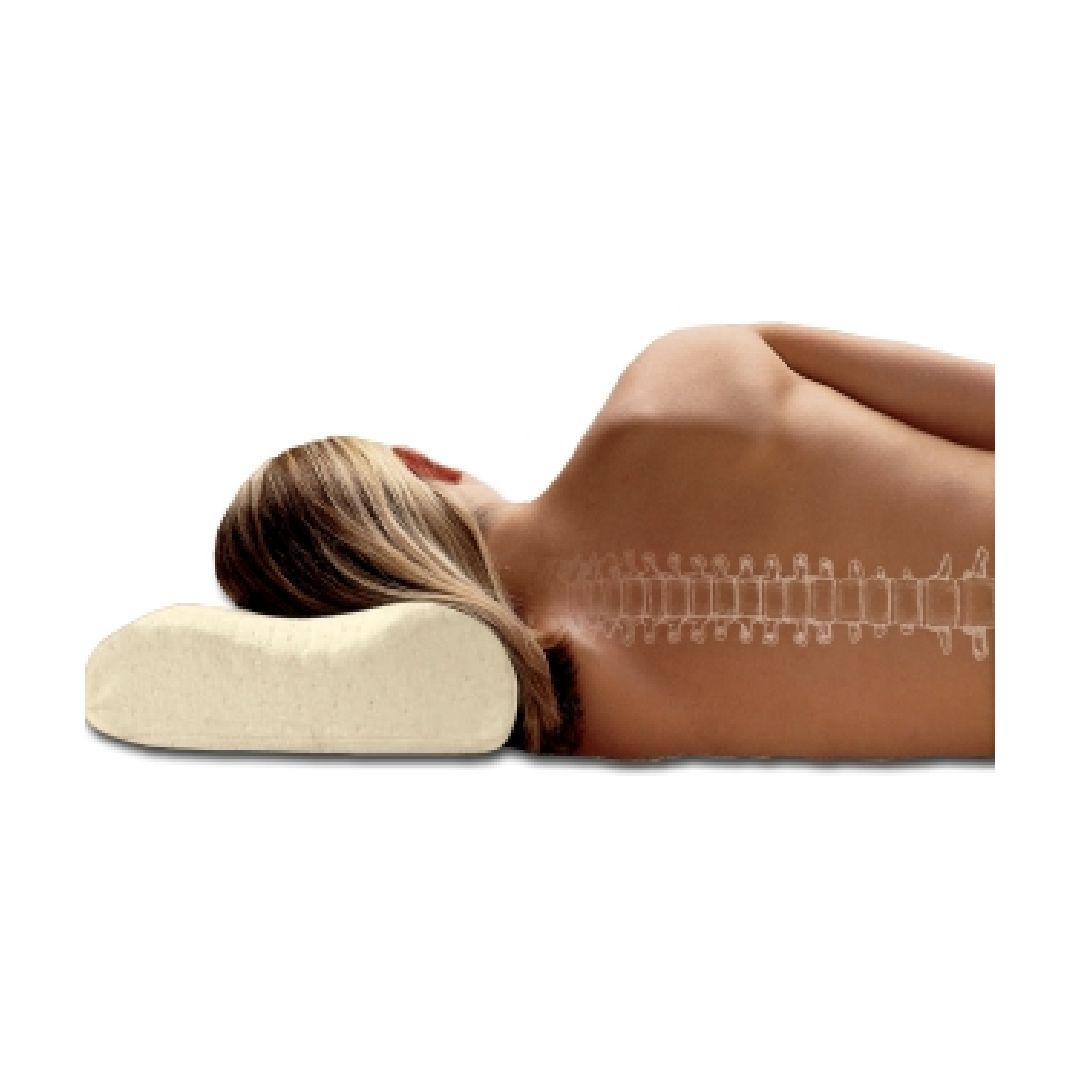 Una donna è sdraiata su un fianco, che utilizza un cuscino cervicale ergonomico. Il cuscino è beige e sostiene il collo. Una rappresentazione schematica della colonna vertebrale è sovrapposta.