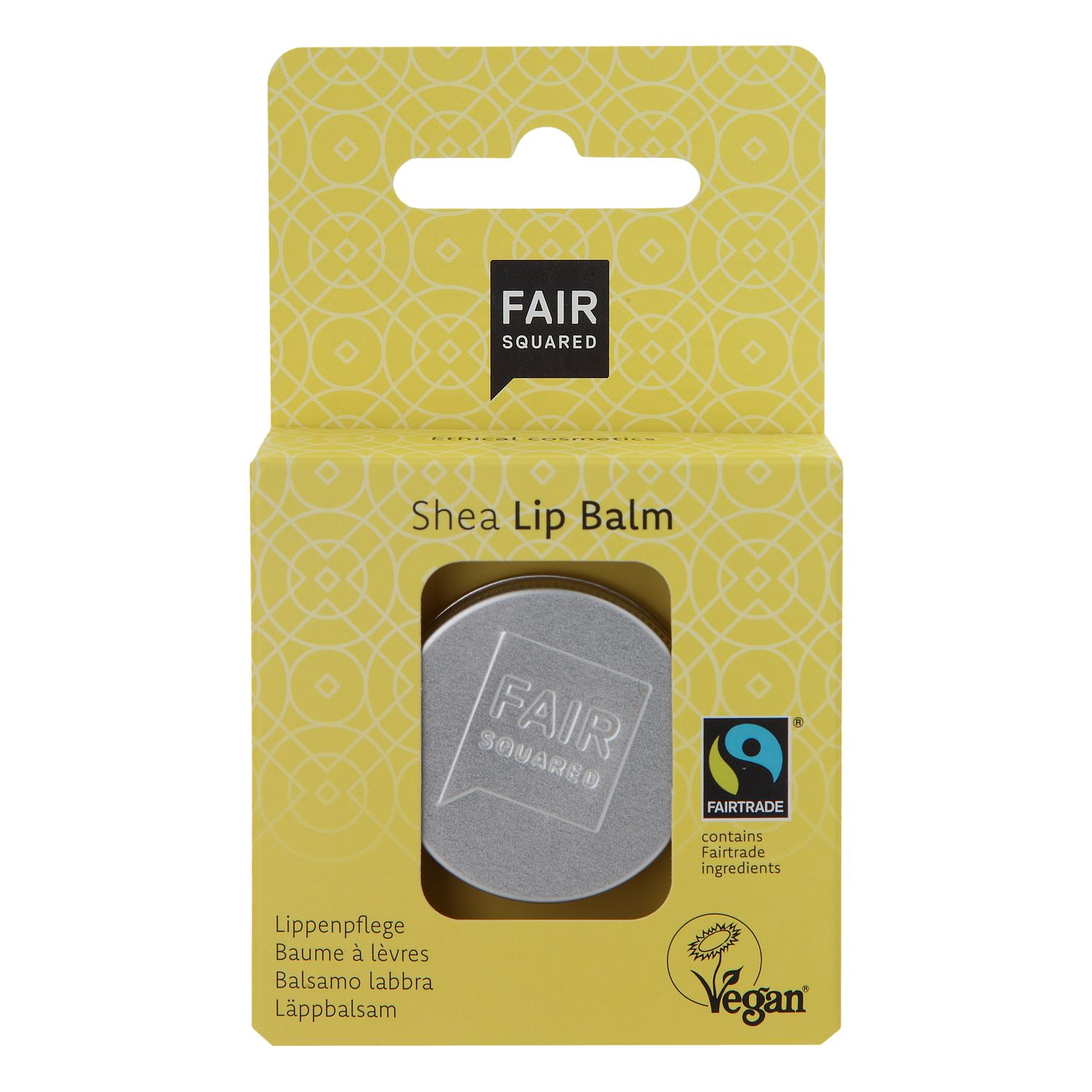 Verpackung mit FAIR SQUARED Shea Lip Balm. Aufschrift: Shea Lip Balm, FAIR SQUARED, Fairtrade-Siegel, Vegan-Siegel. Metallbehälter sichtbar.