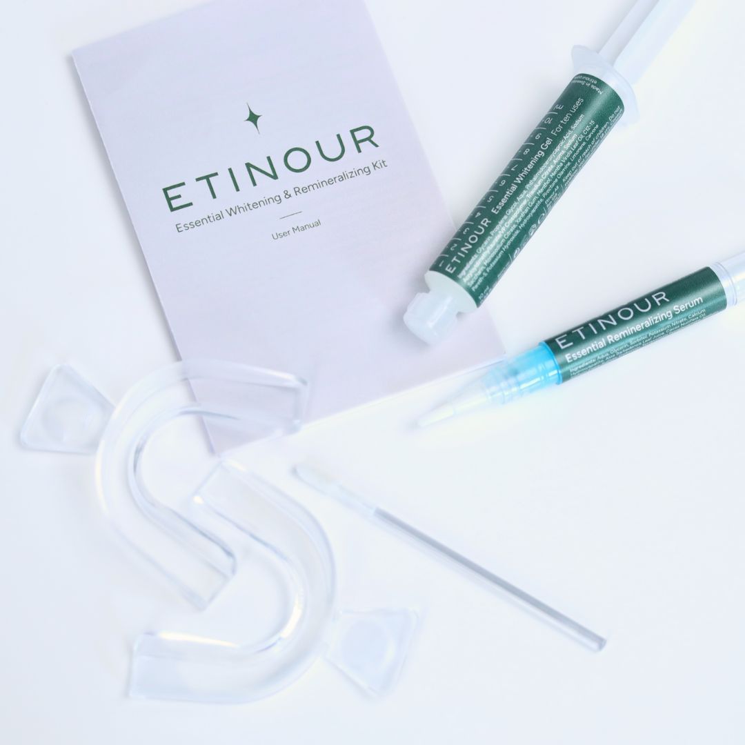 Etinour Essential Whitening Kit. Enthält Gel, Serum, Mundschienen, Applikator und Gebrauchsanweisung. Text: Essential Whitening & Remineralizing Kit.