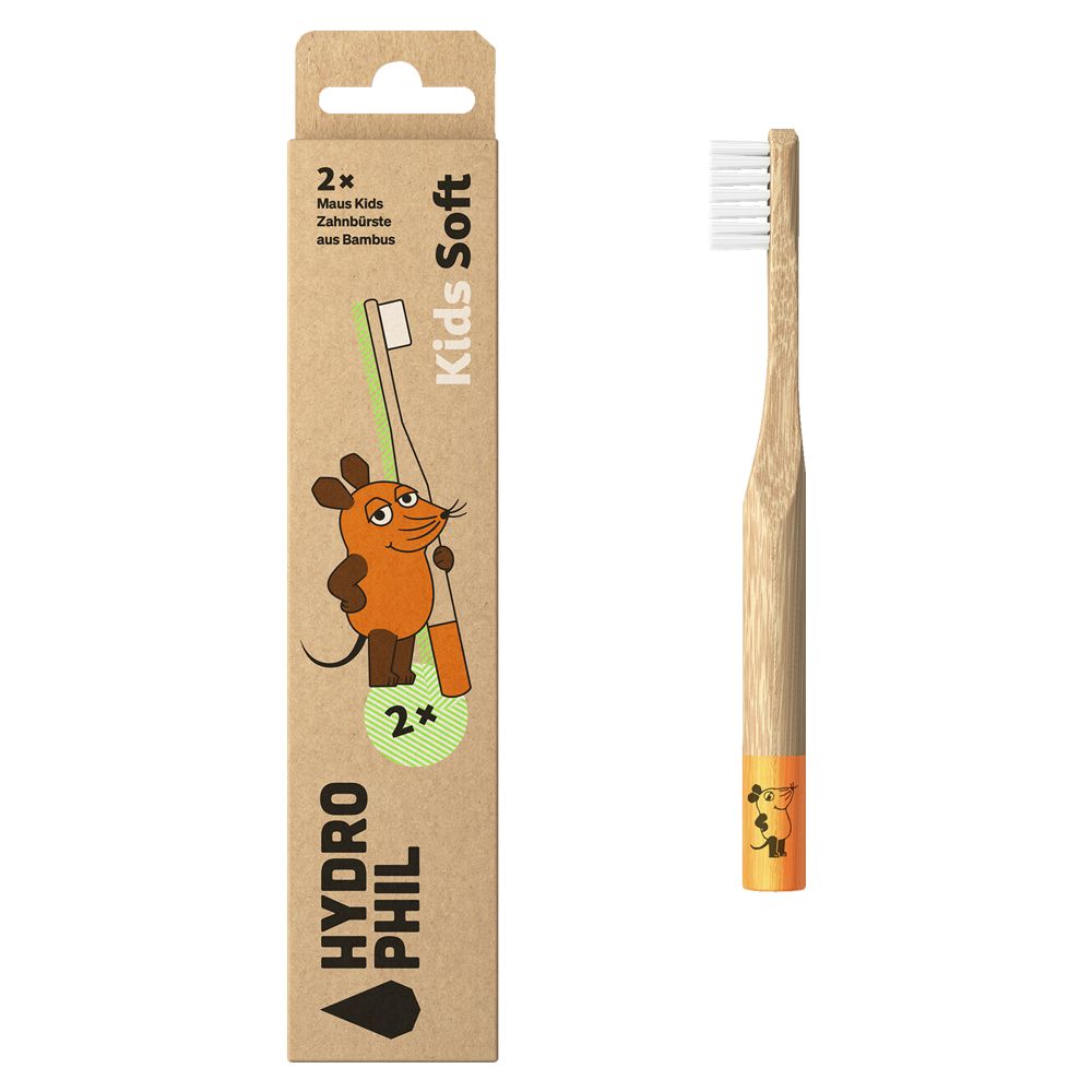 Zahnbürste und Verpackung. Zahnbürste mit Bambusgriff, orangefarbenem Akzent, weißen Borsten. Verpackung mit Maus-Illustration.