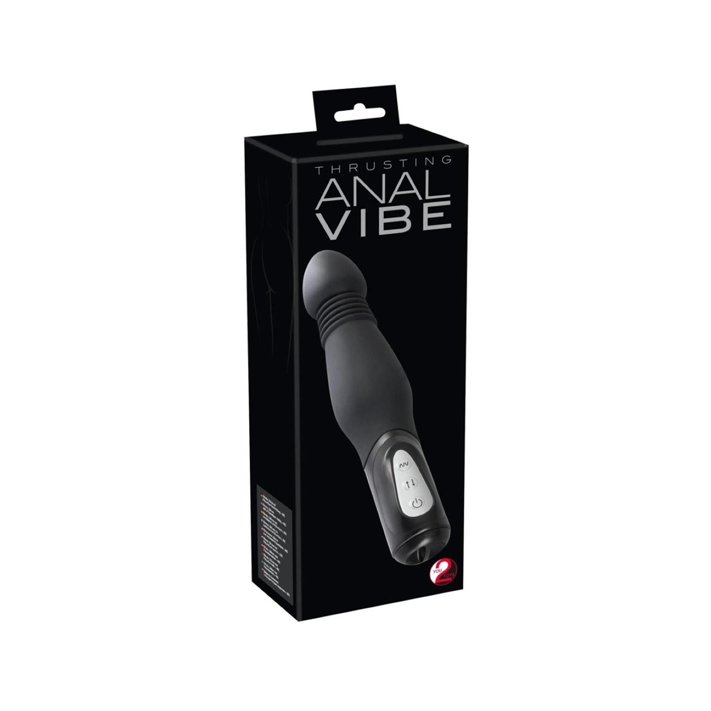 Schwarze Produktverpackung mit dem Text 'THRUSTING ANAL VIBE'. Vibrator abgebildet. Schwarzer Hintergrund.