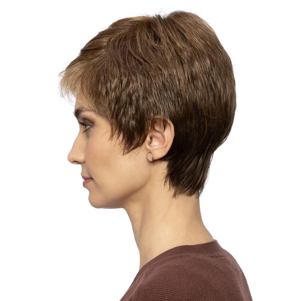 Kurzhaarperücke mit braunen und blonden Strähnen. Profilansicht einer Frau mit Perücke.