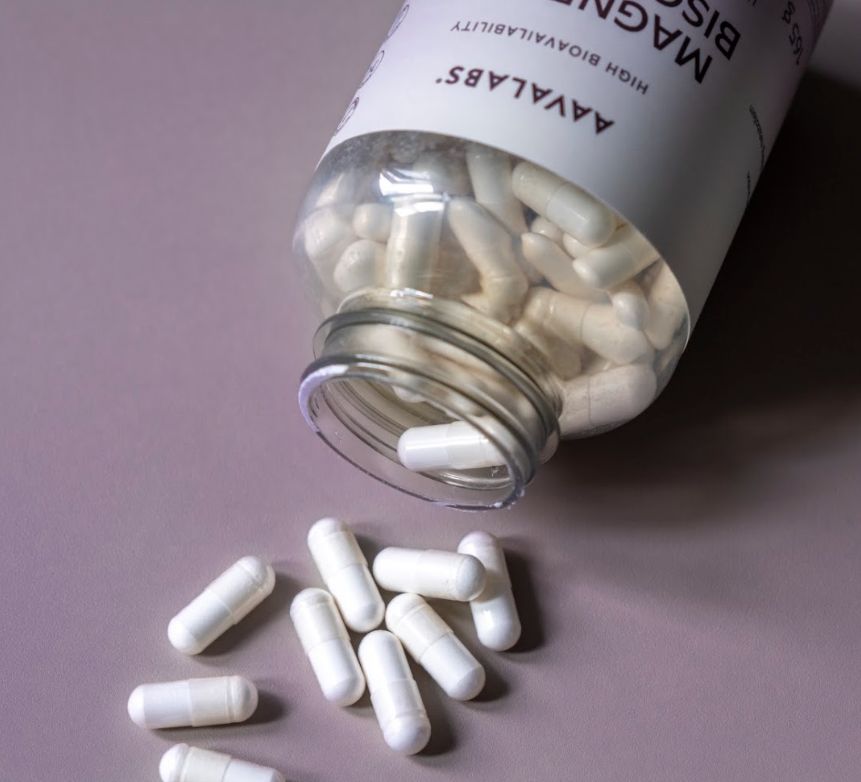Aavalabs Magnesium Bisglycinat Kapseln aus einer offenen Flasche. 2505 mg pro Portion.
