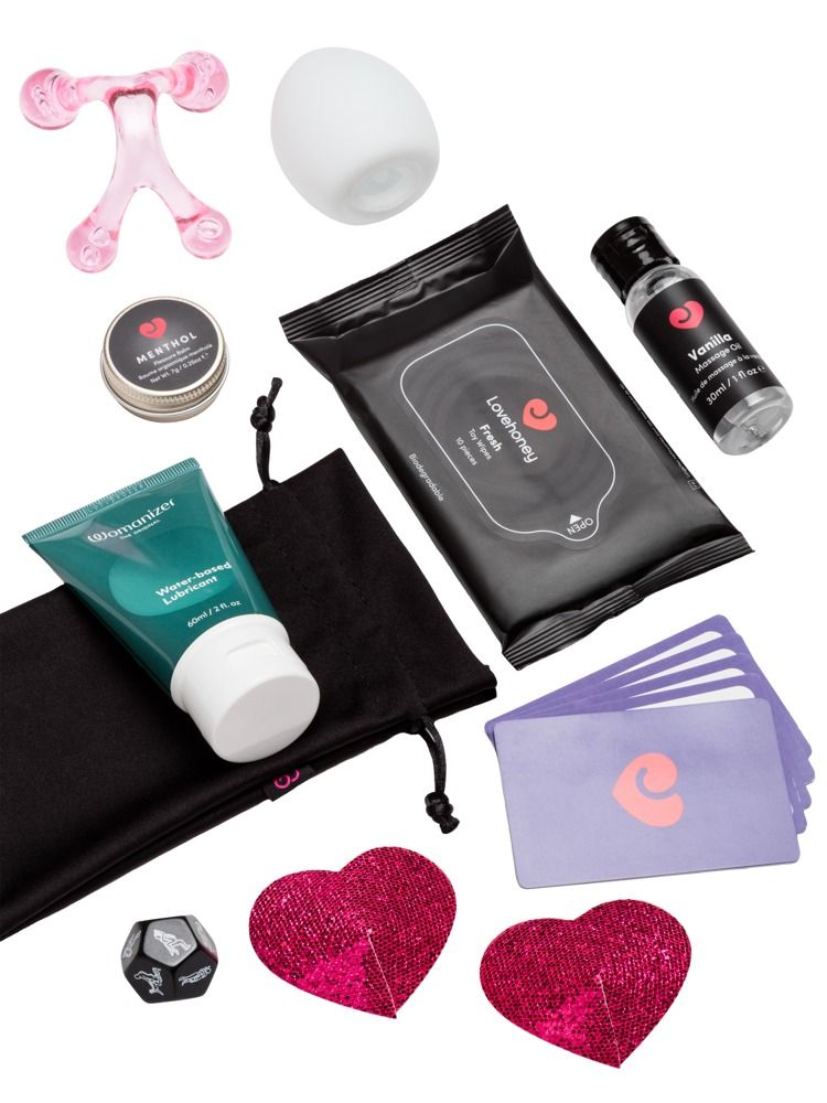 Ein Set mit zehn Artikeln: Gleitmittel, Massageroller, Feuchttücher, Öl, Herz-Anhänger, Würfel, Eier.