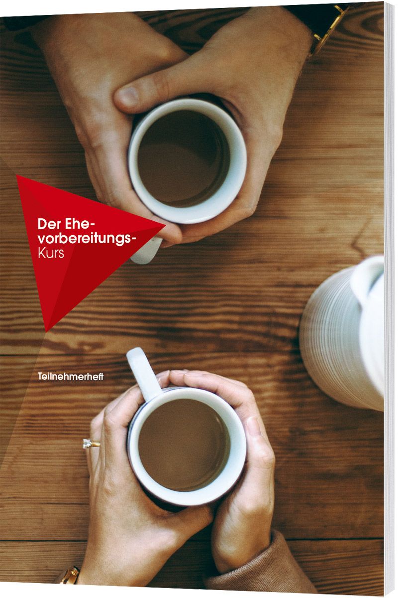 Buchcover mit Händen, die Tassen Kaffee halten. Roter Pfeil mit Text: Der Ehe-Vorbereitungs-Kurs. Darunter: Teilnehmerheft.