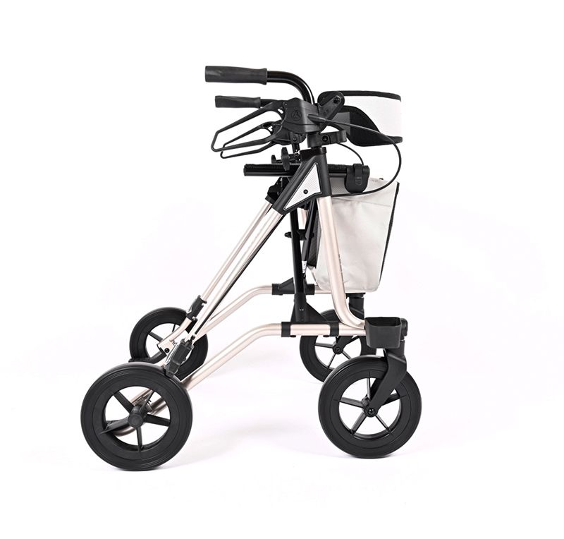 Rollator mit vier Rädern, schwarzem Korb und Sitzfläche. Das Gestell ist silberfarben. Der Rollator hat den Schriftzug TAiMA.