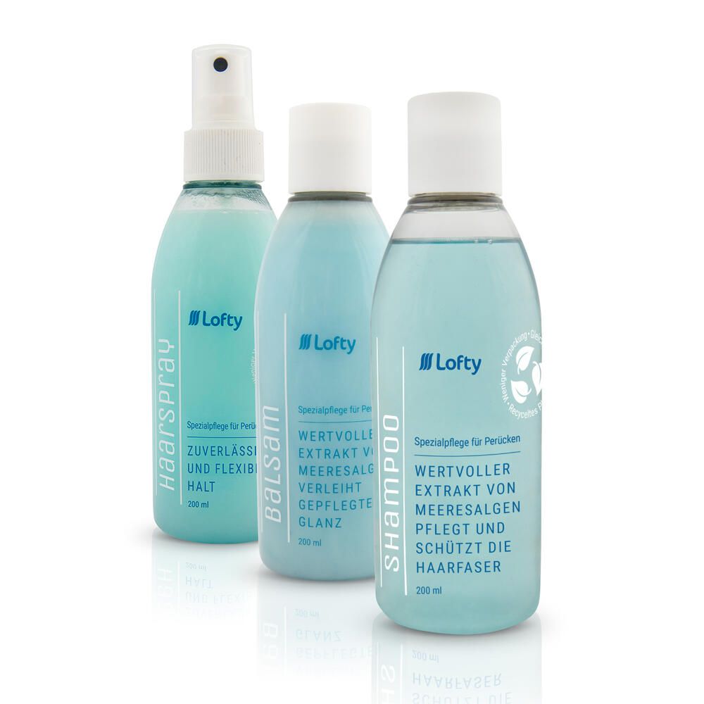 Drei Flaschen Lofty-Haarpflegeprodukte: Haarspray, Balsam und Shampoo. Hellblaue Flüssigkeit, weiße Deckel, Produktnamen und Text.