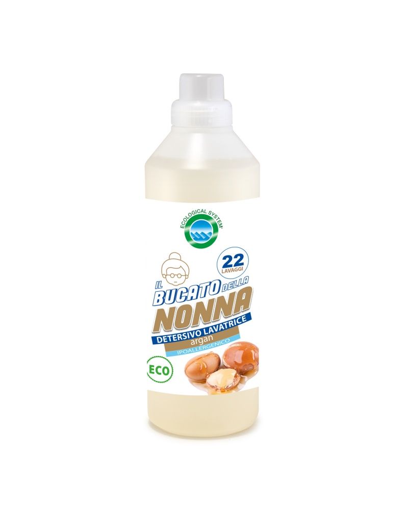 Flacone di detersivo per lavatrice "Il Bucato della Nonna" all'olio di Argan. L'etichetta mostra l'illustrazione di una nonna, il nome del prodotto, il numero di lavaggi (22) e il marchio Eco. La bottiglia è in plastica trasparente.