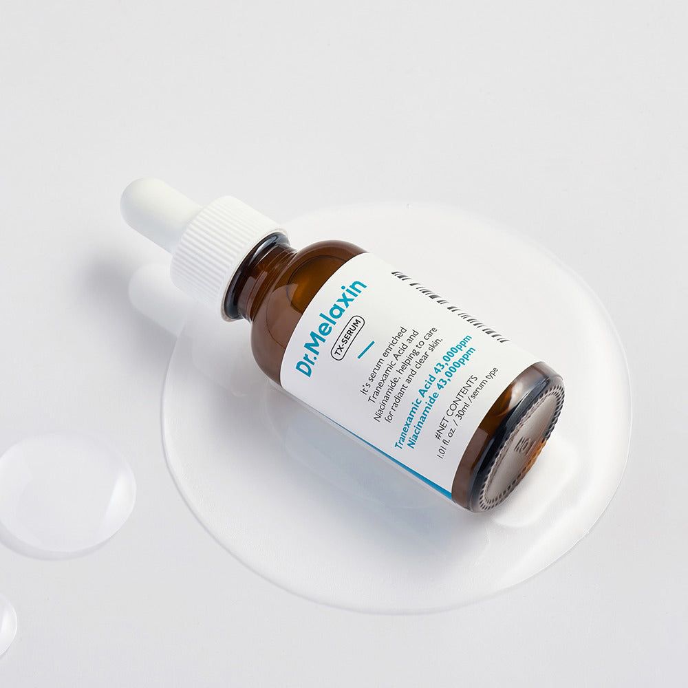 Dr. Melaxin TX Serumflasche auf weißer Oberfläche mit Serumtropfen. Braunes Glas mit Pipette.