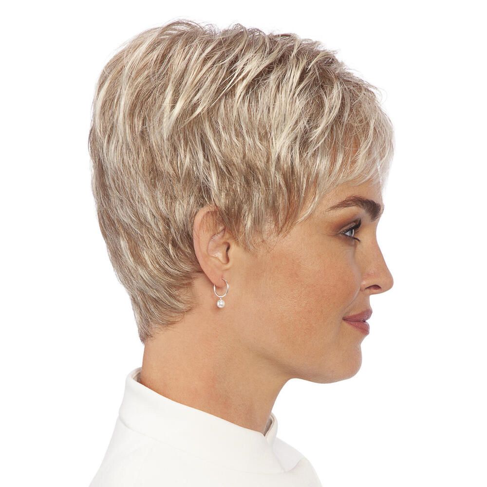 Kurzhaarperücke in Blondtönen. Seitenansicht einer Frau mit Perücke und Ohrring.