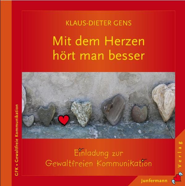 Buchcover mit Titel "Mit dem Herzen hört man besser". Steine in Herzform, roter Hintergrund, Autor Klaus-Dieter Gens.
