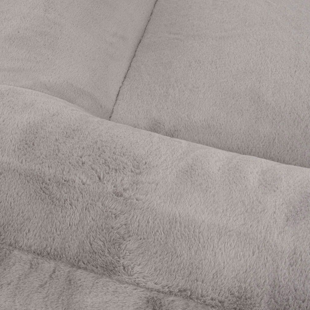 Nahaufnahme des grauen Materials eines orthopädischen Hundebetts. Weiche, flauschige Textur. Nahtdetails.